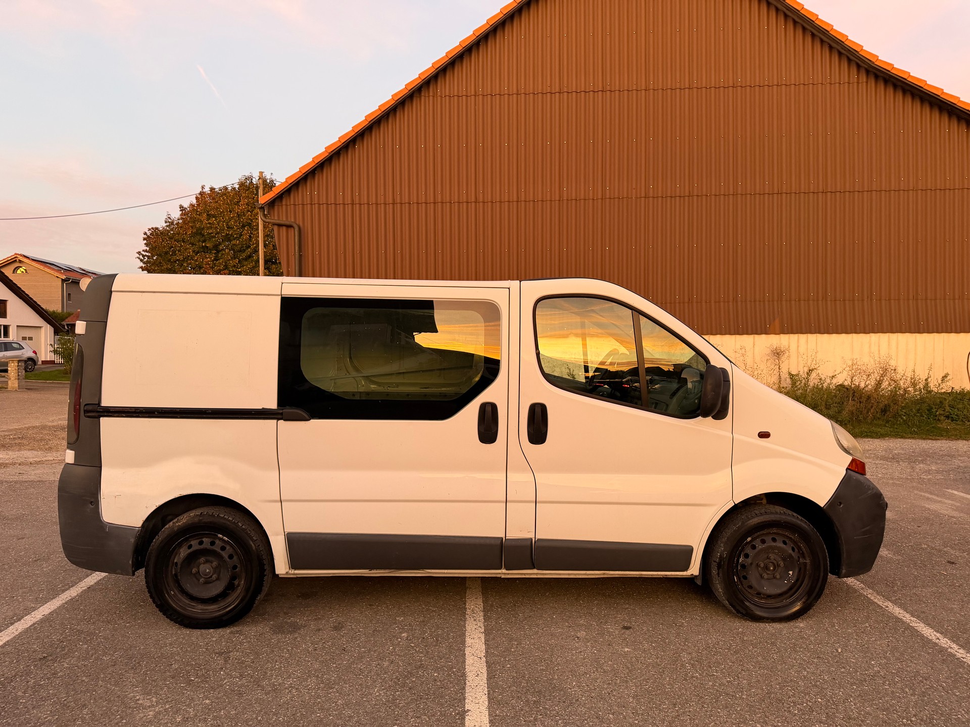 RENAULT Trafic 1.9 dCi 80 2.7t-image-2