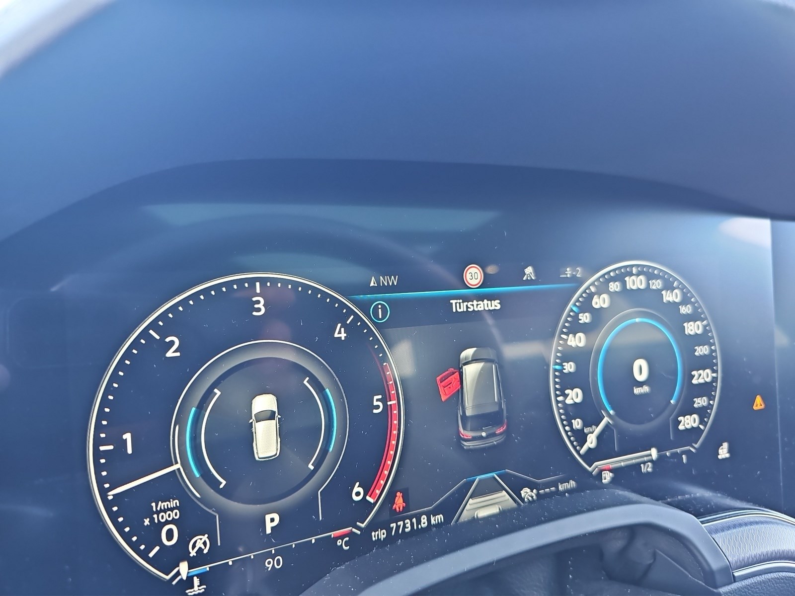 VW Touareg 3.0 TDI R Line-image-11