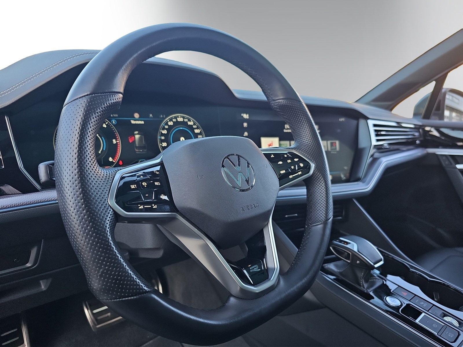VW Touareg 3.0 TDI R Line-image-12