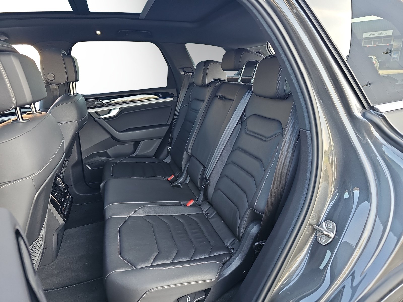 VW Touareg 3.0 TDI R Line-image-9