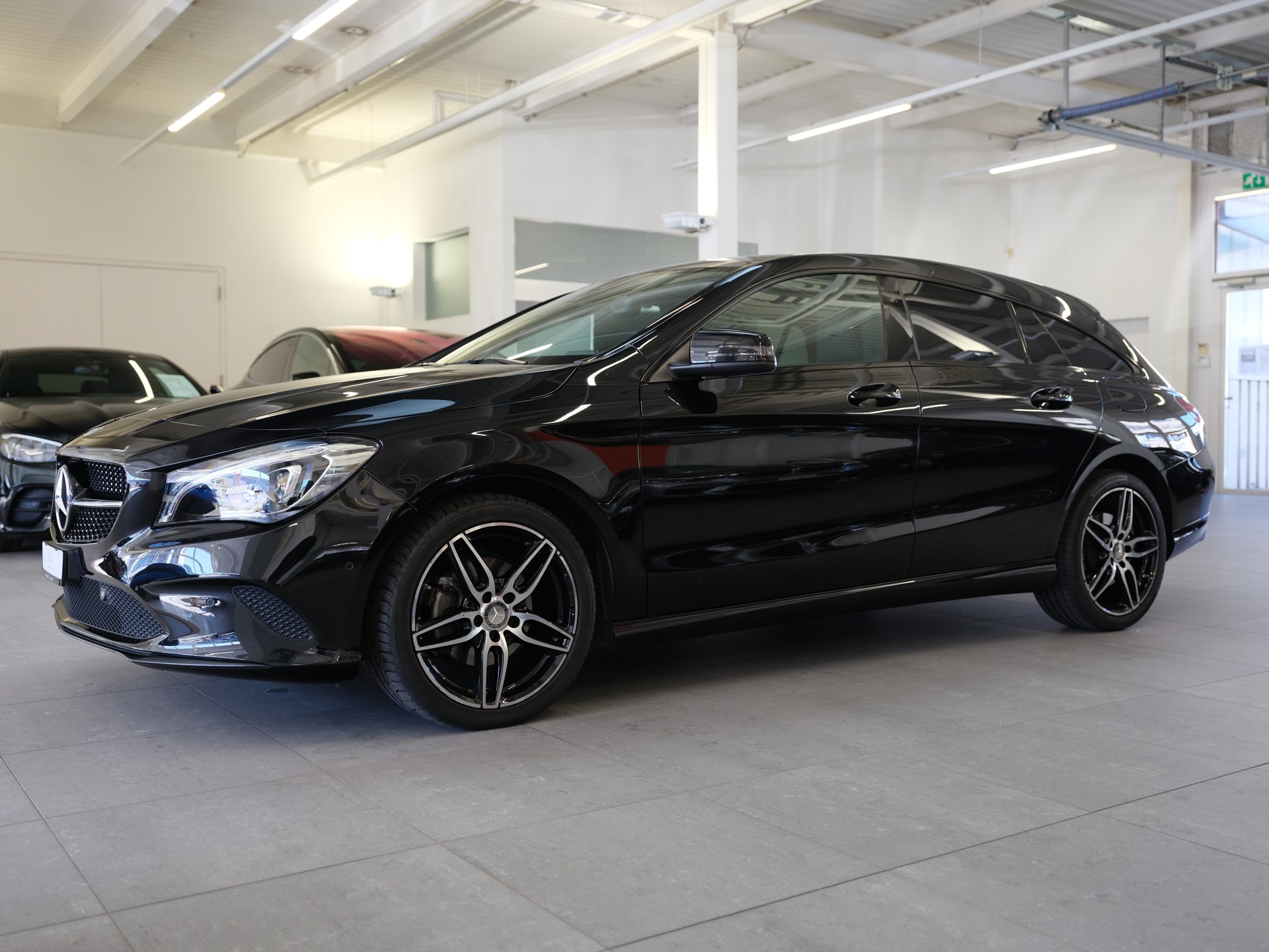 MERCEDES-BENZ CLA Shooting Brake 220 d Urban 4Matic 7G-DCT-image-2