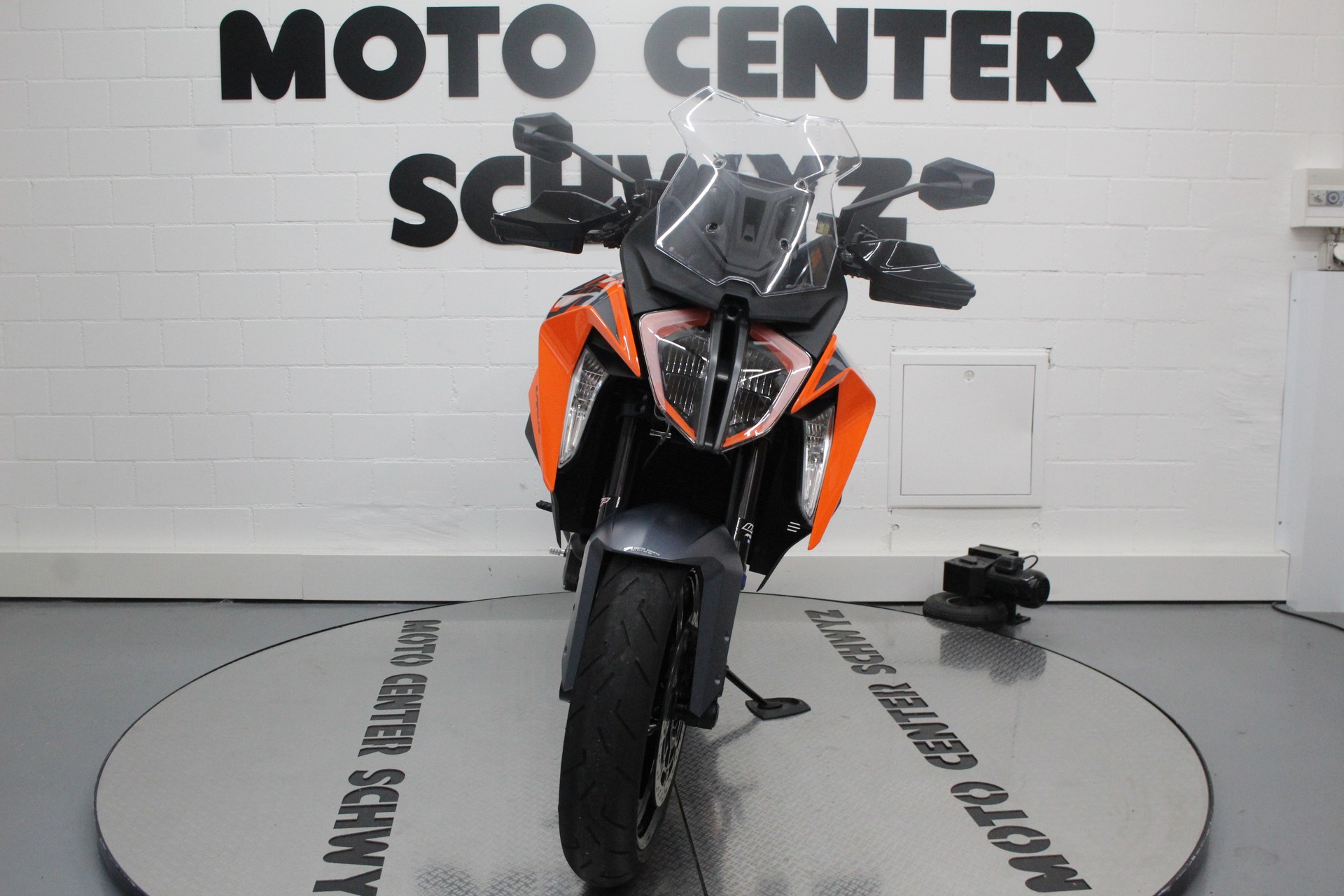 KTM 1290 Super Duke GT MY 2023-showroom-element-3