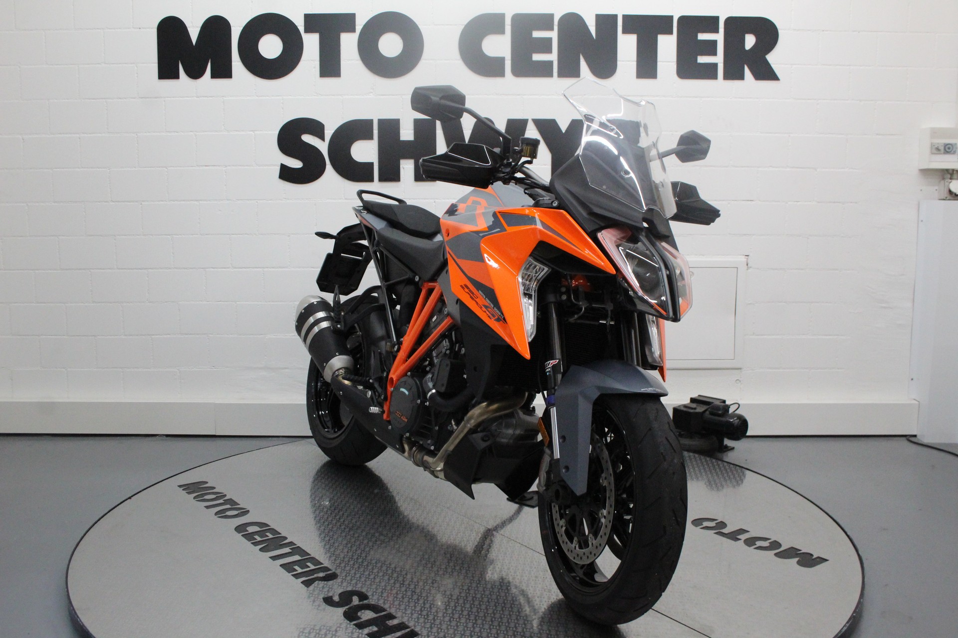 KTM 1290 Super Duke GT MY 2023-showroom-element-2