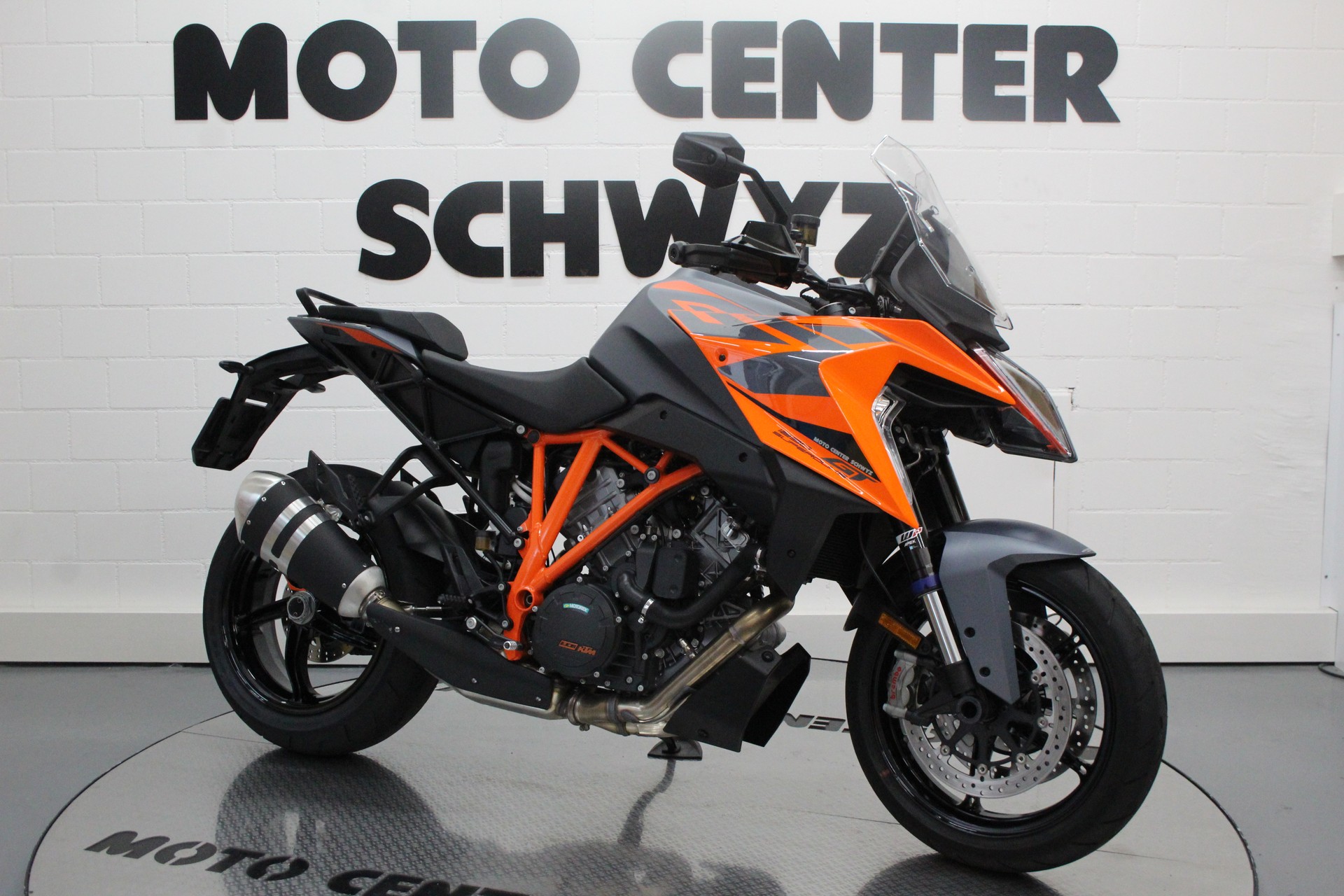 KTM 1290 Super Duke GT MY 2023-showroom-element-1
