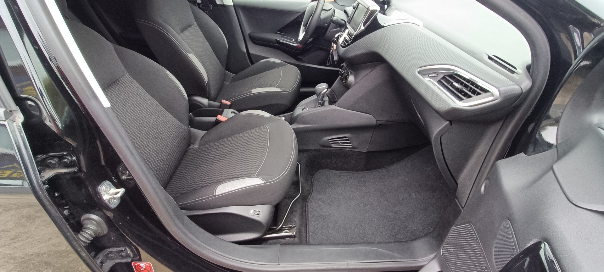 PEUGEOT 208 1.2 PureTech Style EAT6-image-9
