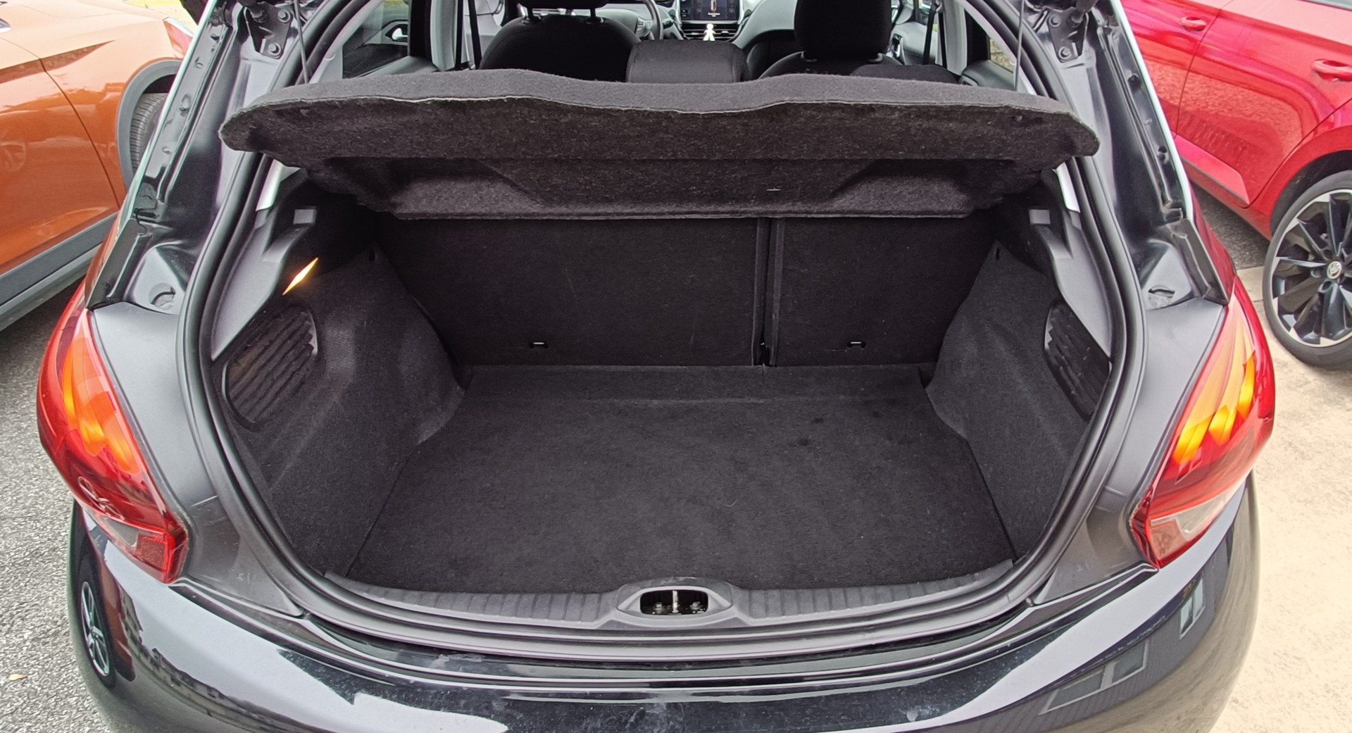 PEUGEOT 208 1.2 PureTech Style EAT6-image-10