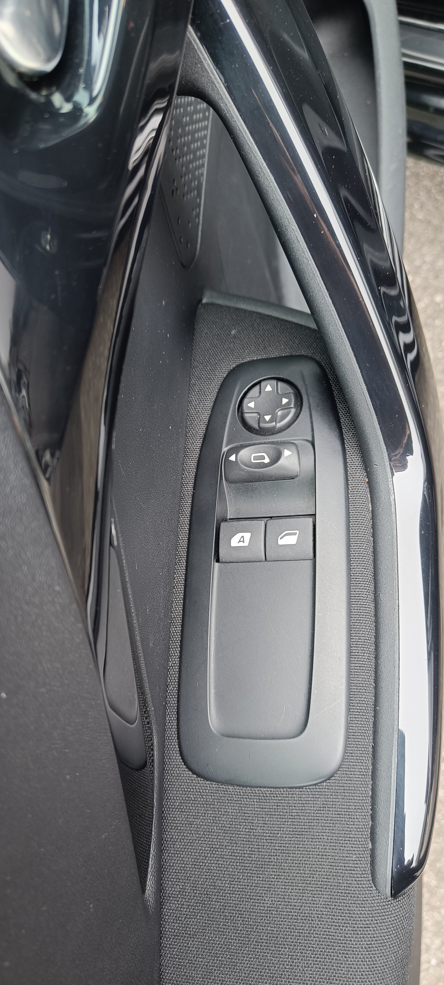 PEUGEOT 208 1.2 PureTech Style EAT6-image-4