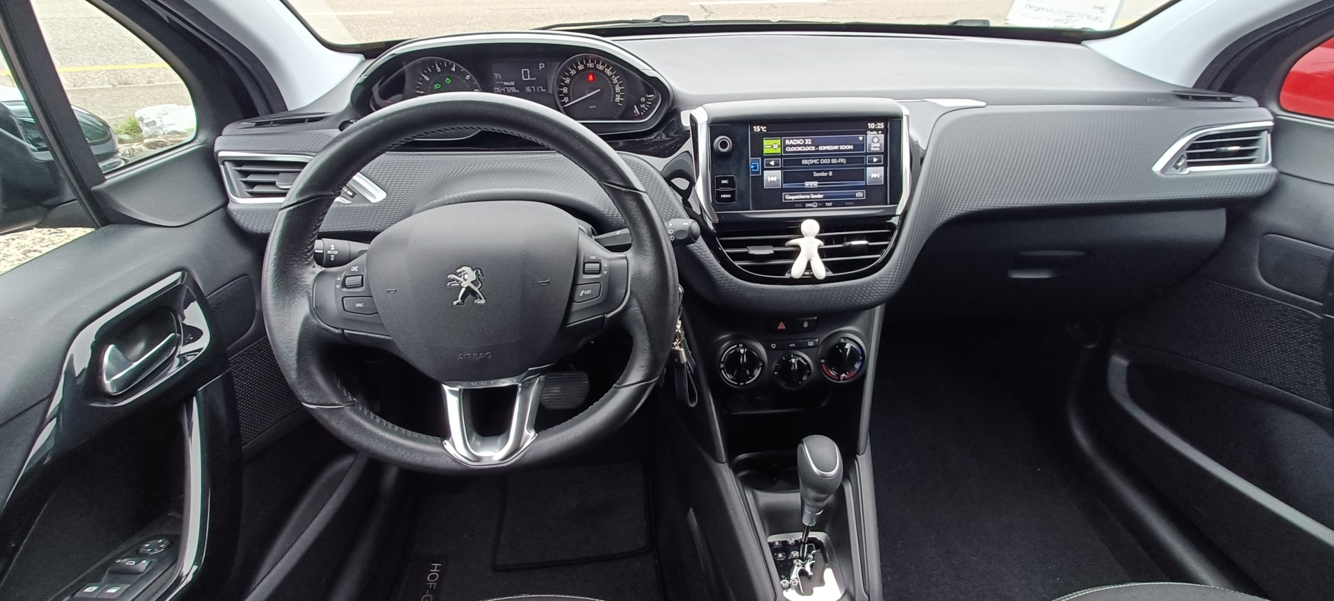 PEUGEOT 208 1.2 PureTech Style EAT6-image-6