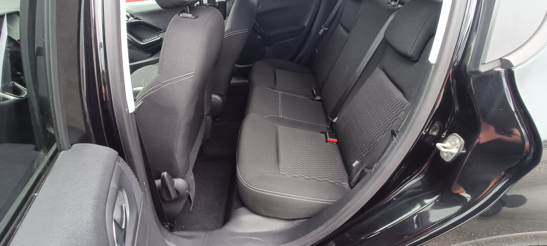 PEUGEOT 208 1.2 PureTech Style EAT6-image-8