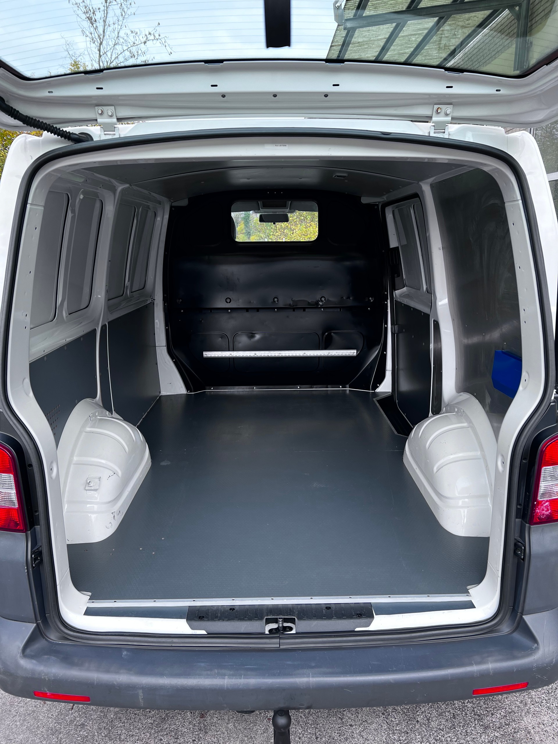 VW T5 2.0 TDI-image-4