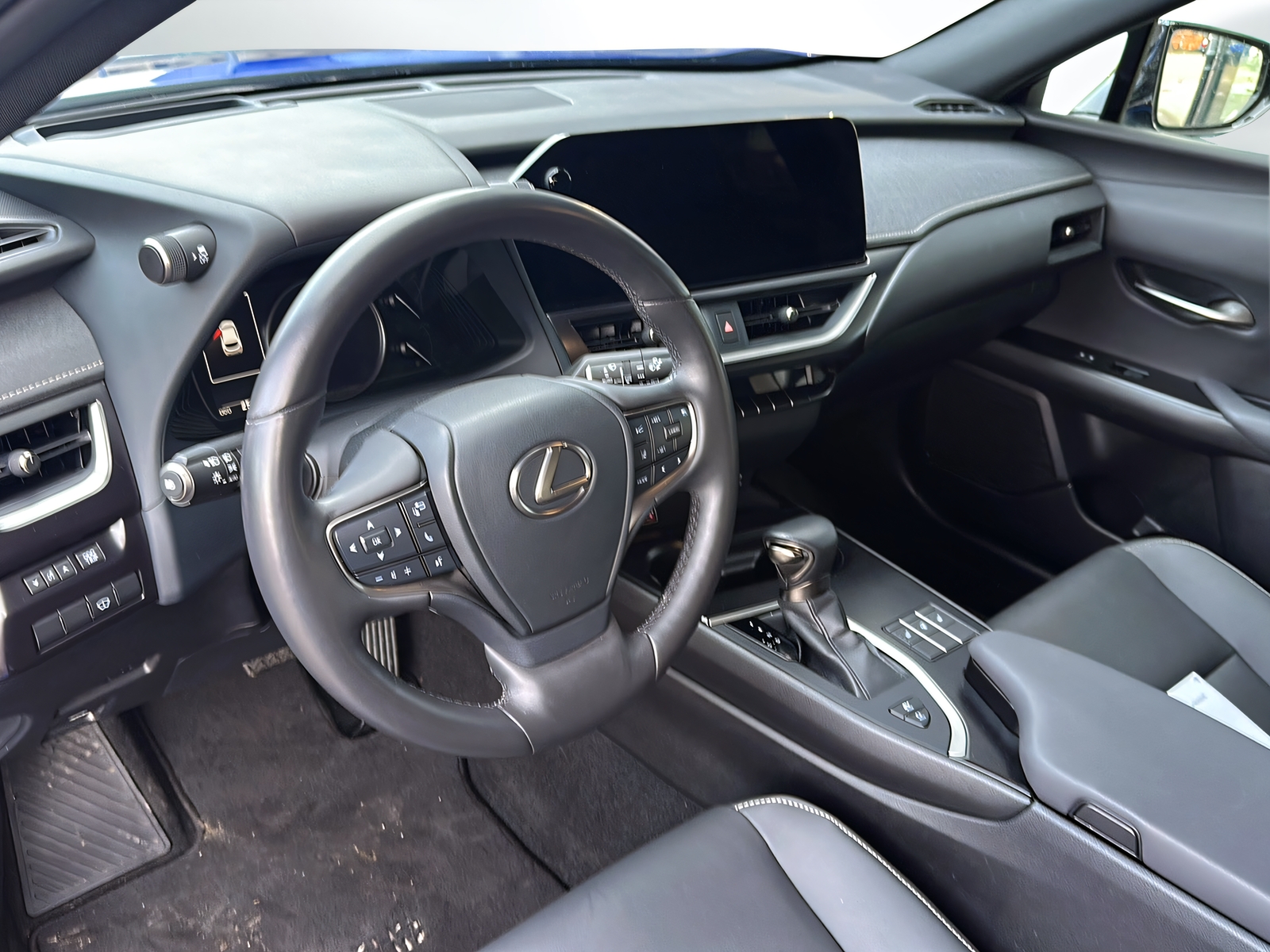 LEXUS UX 250h E-Four F Line-image-4