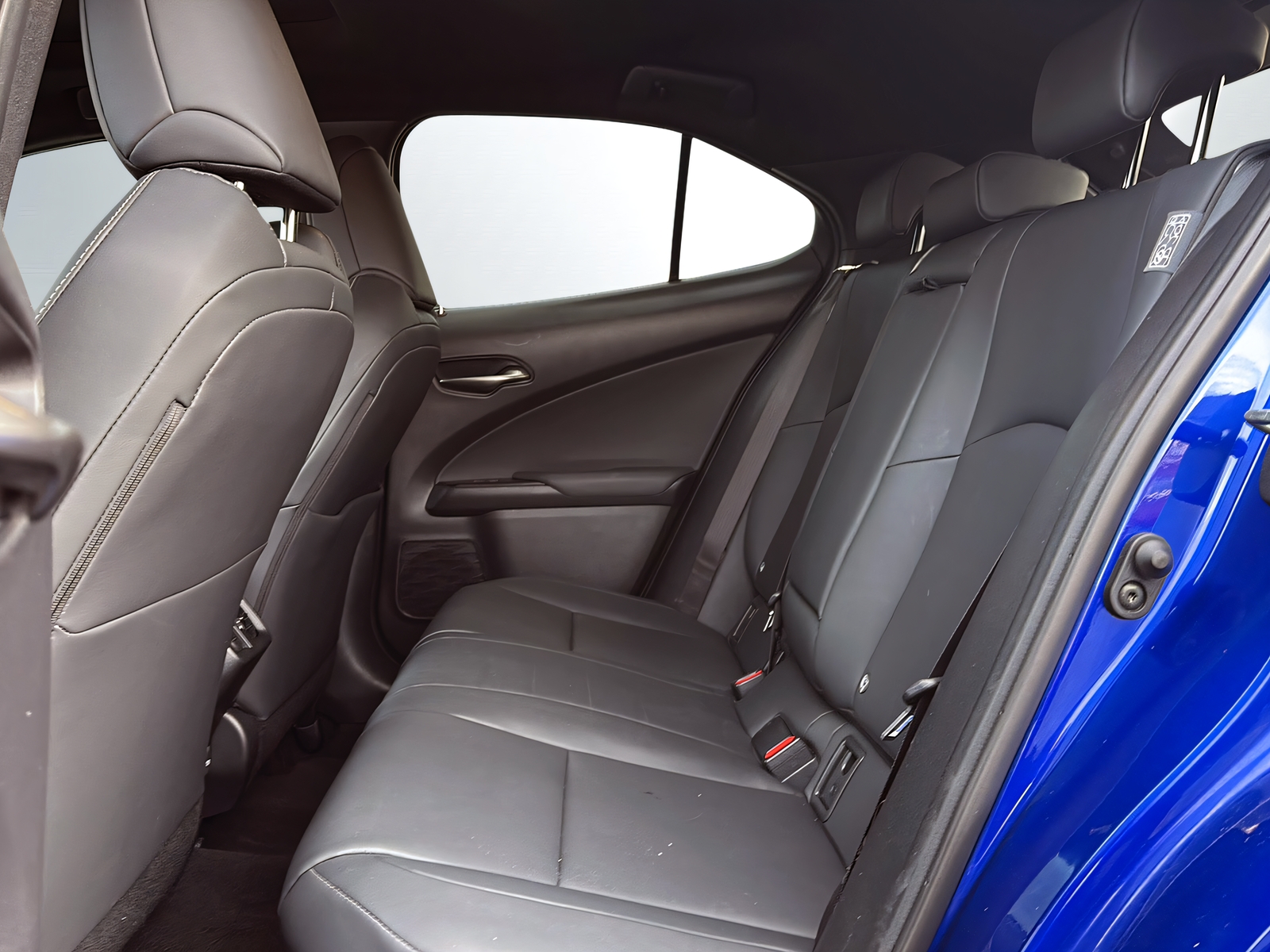 LEXUS UX 250h E-Four F Line-image-8