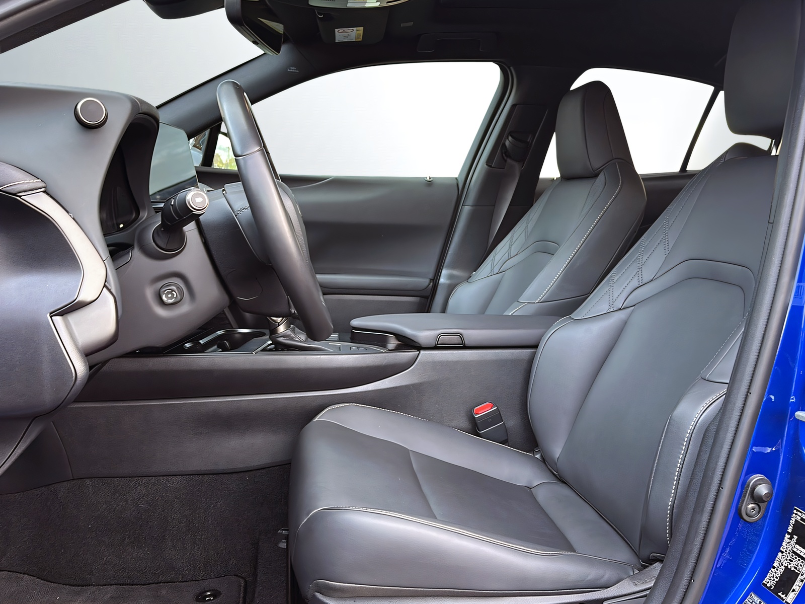 LEXUS UX 250h E-Four F Line-image-3