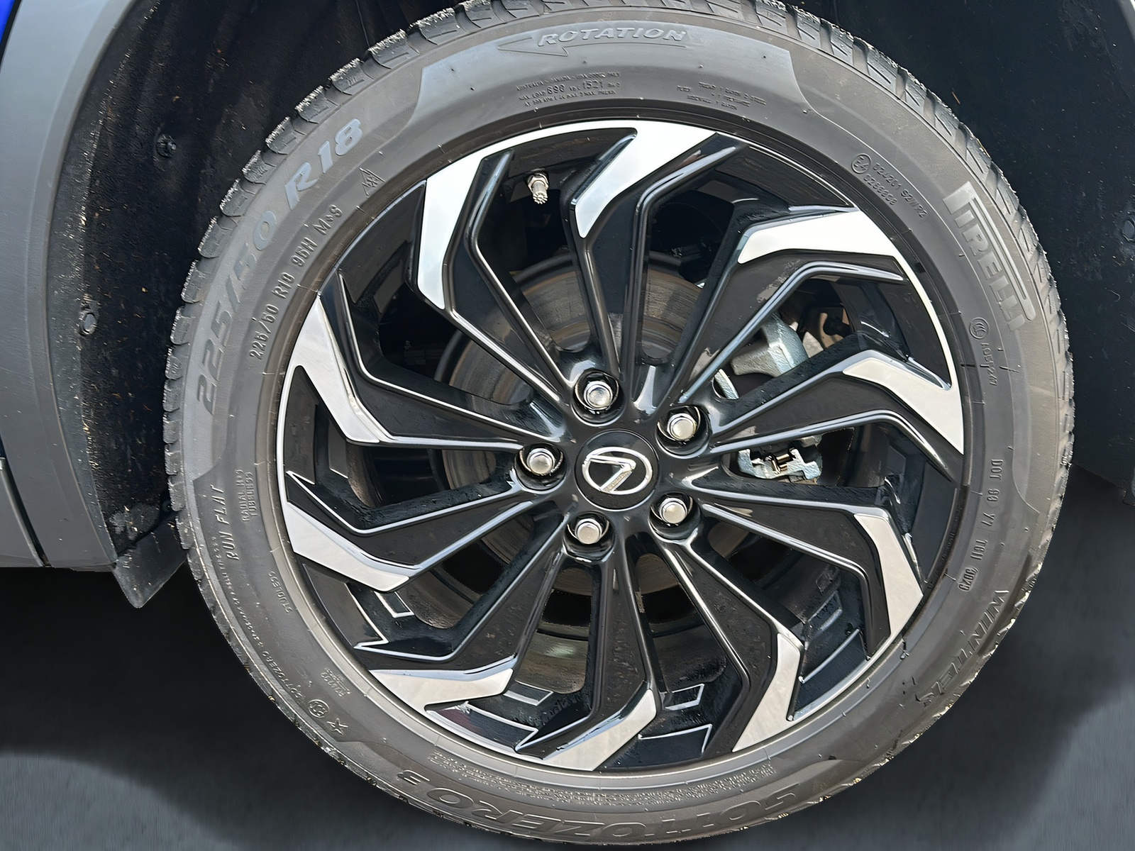 LEXUS UX 250h E-Four F Line-image-13