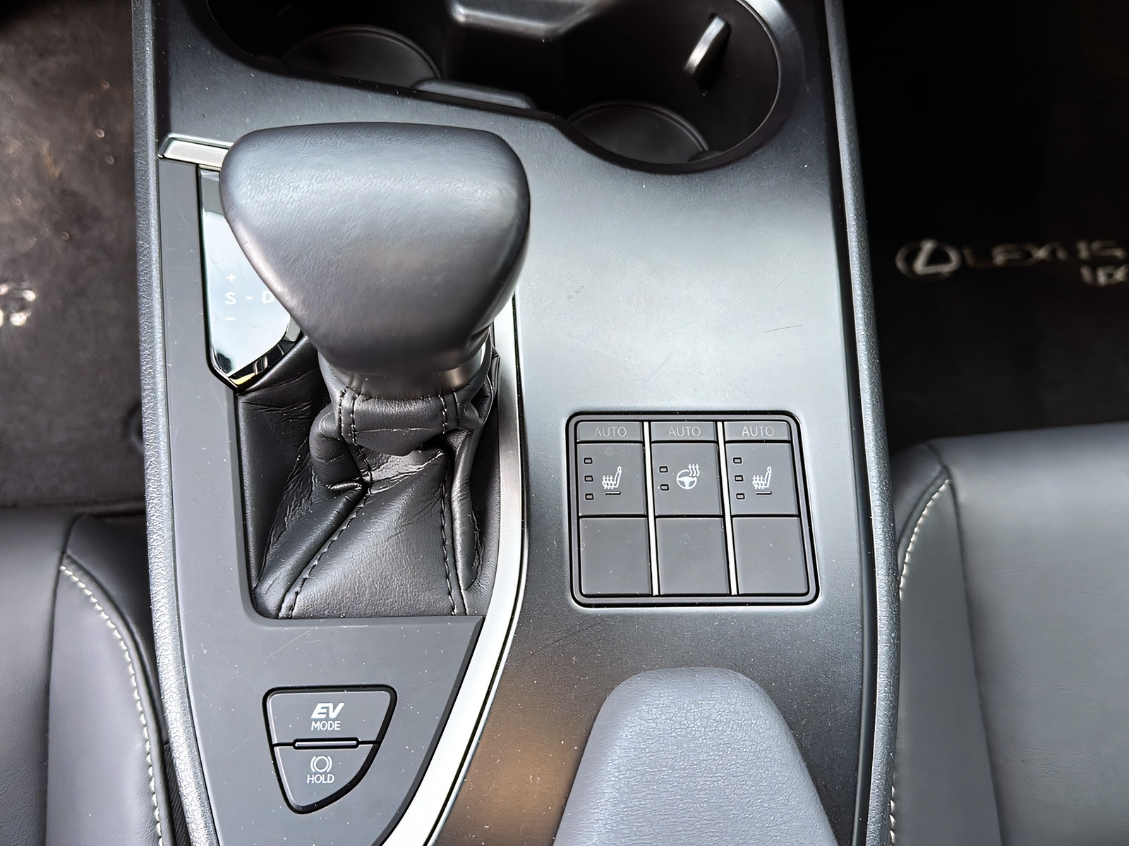 LEXUS UX 250h E-Four F Line-image-7