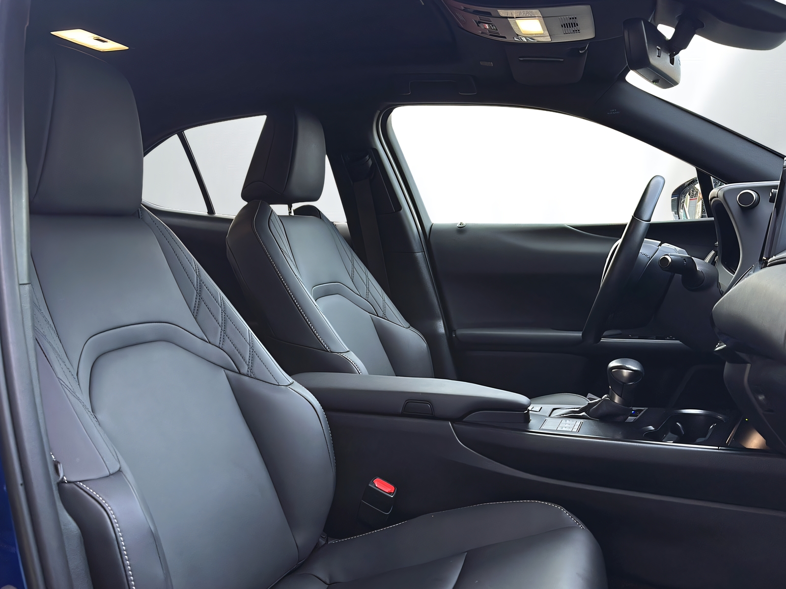 LEXUS UX 250h E-Four F Line-image-9
