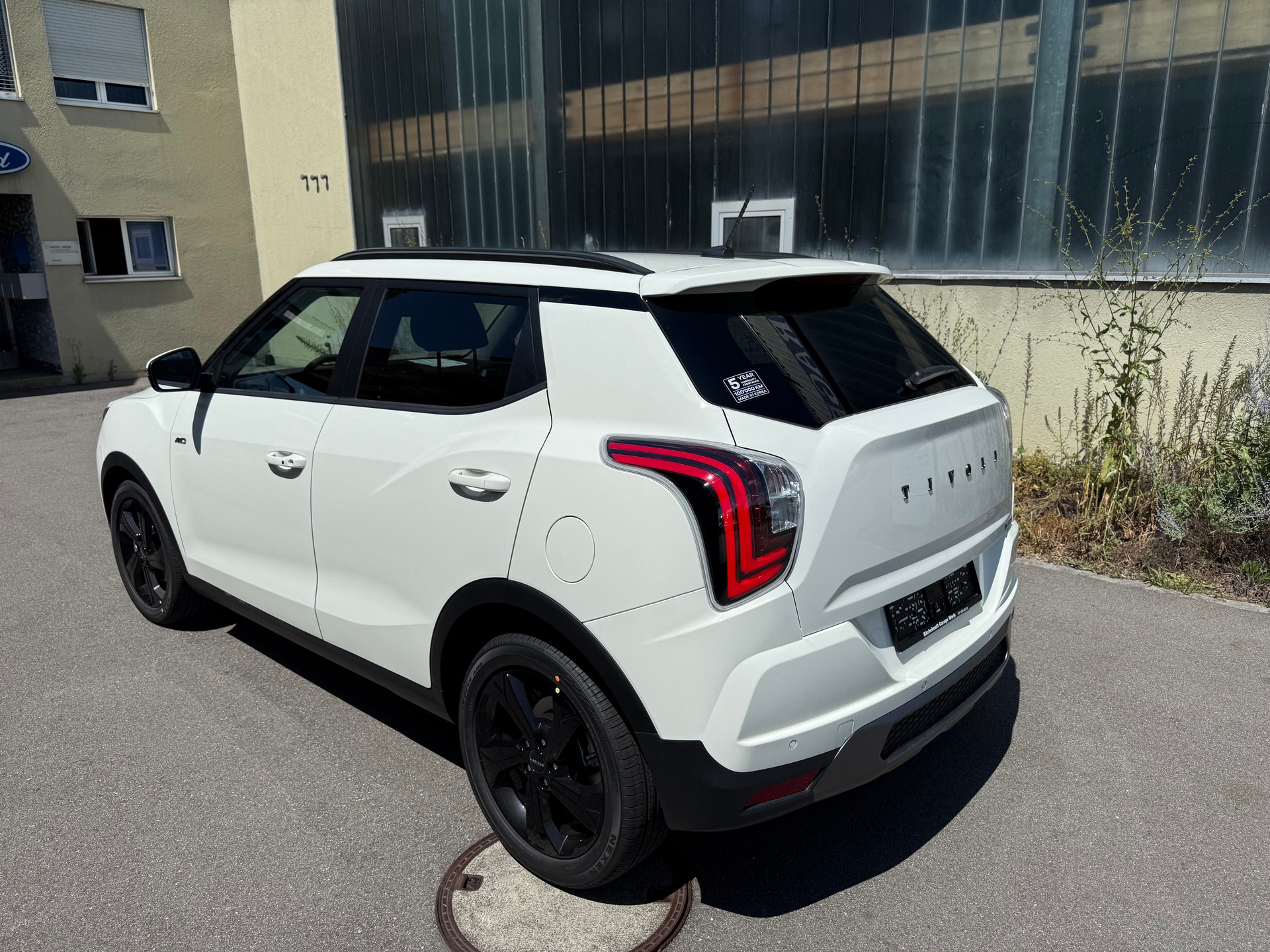 KGM-SsangYong Tivoli 1.5 T GDI Platinum 4WD Automat-image-2