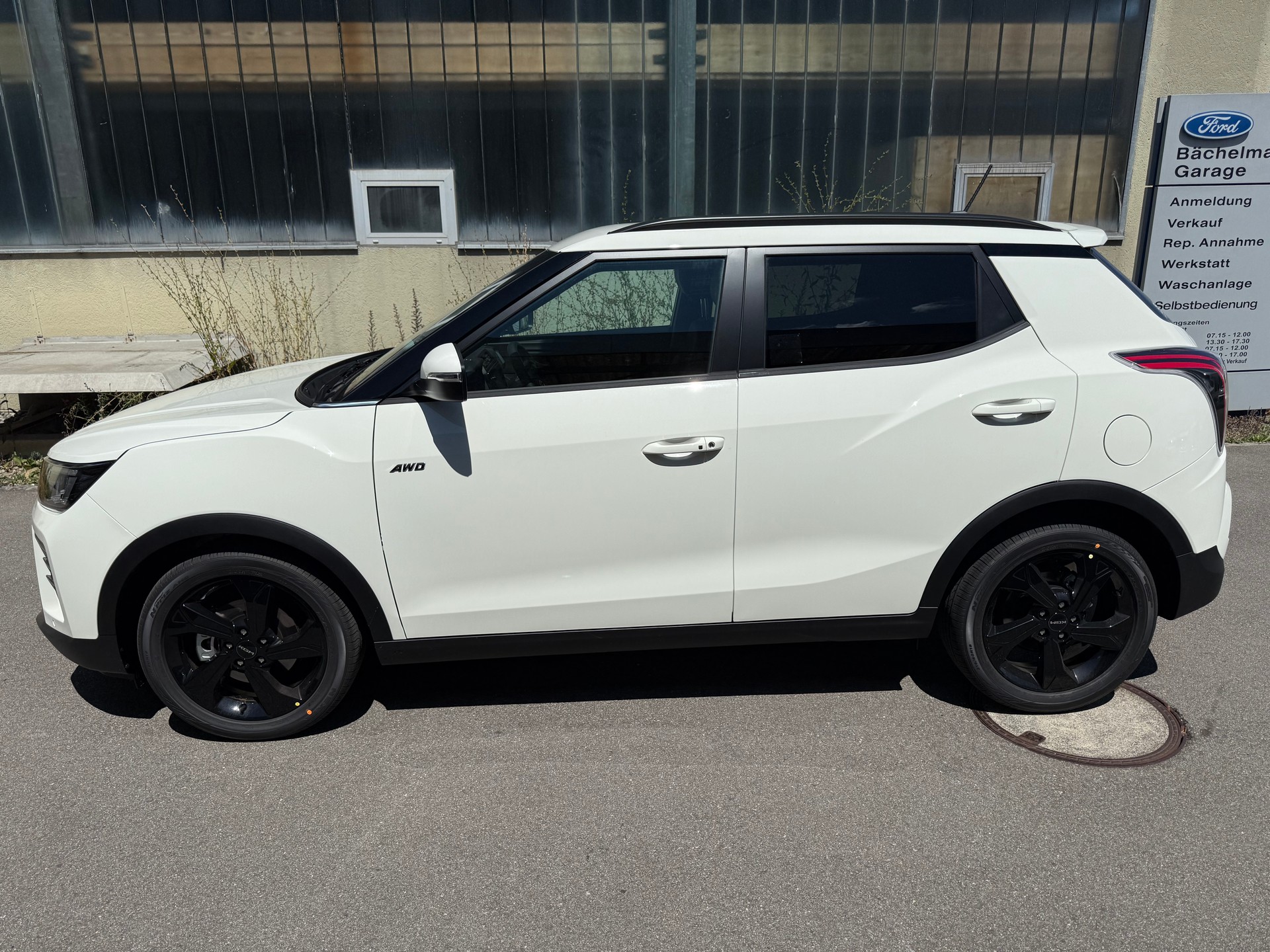 KGM-SsangYong Tivoli 1.5 T GDI Platinum 4WD Automat-image-1