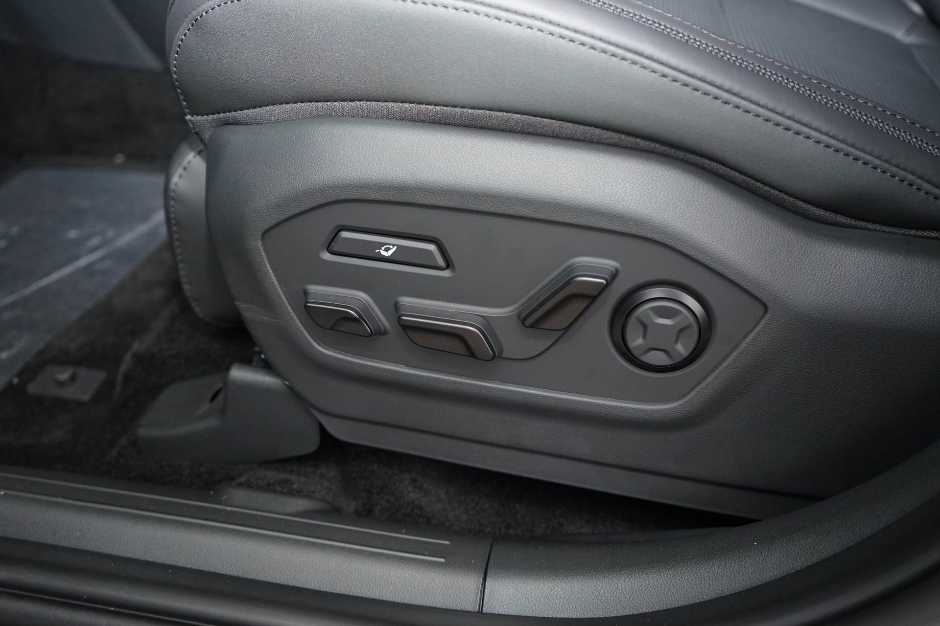 HYUNDAI Santa Fe 1.6 T-GDi HEV Calligraphy 4WD Automatic-image-10