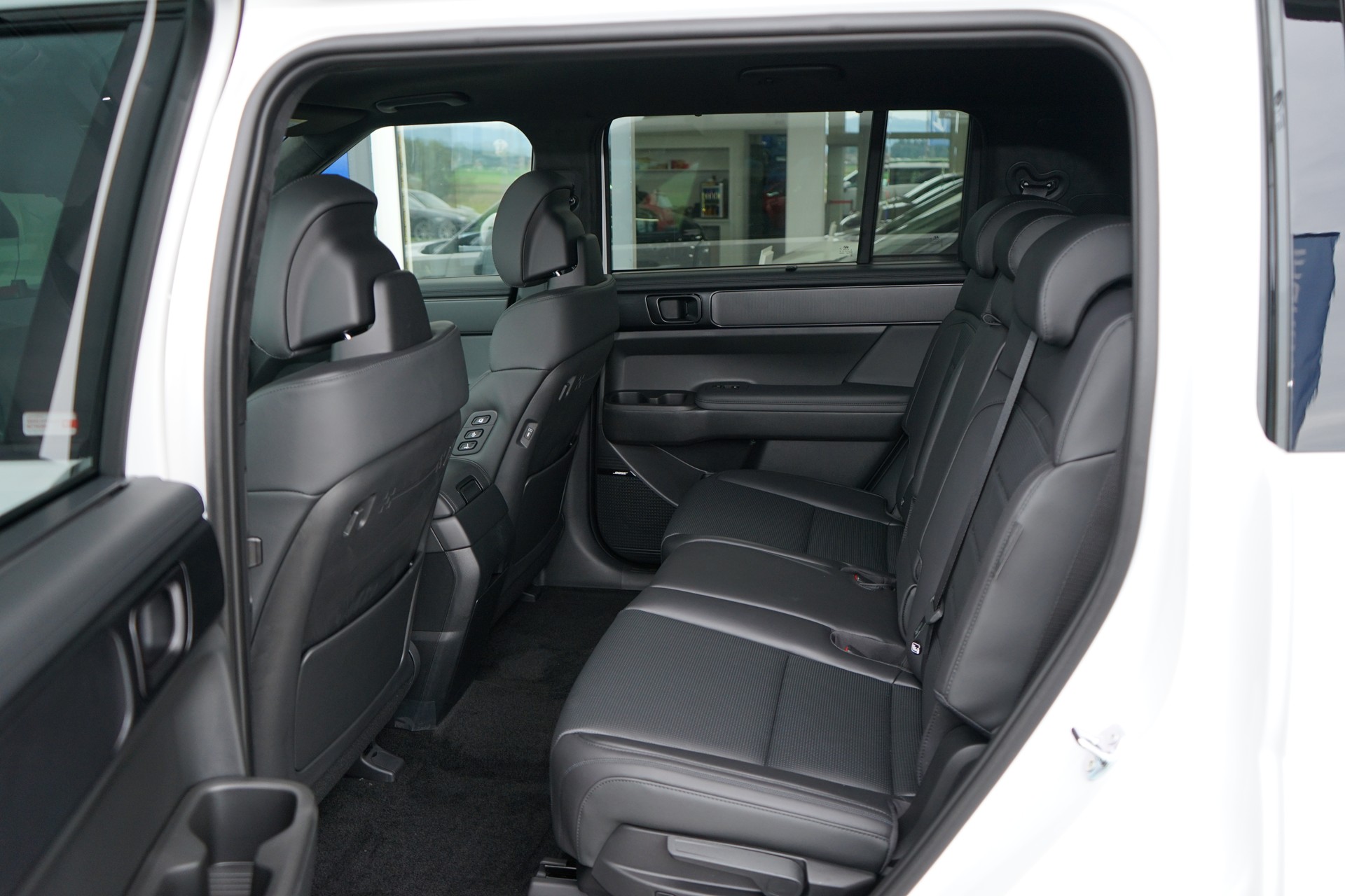 HYUNDAI Santa Fe 1.6 T-GDi HEV Calligraphy 4WD Automatic-image-15