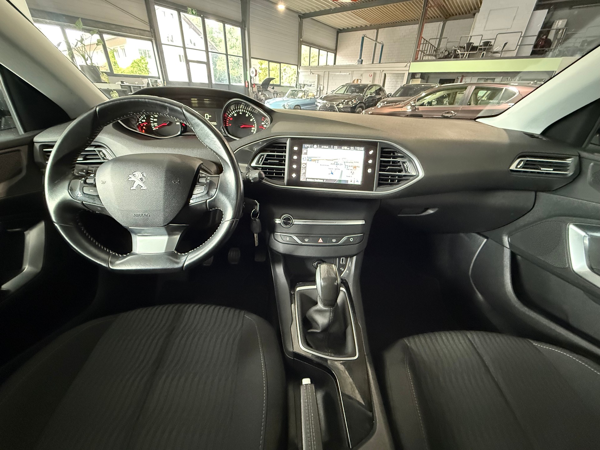 PEUGEOT 308 1.2 THP Active-image-12