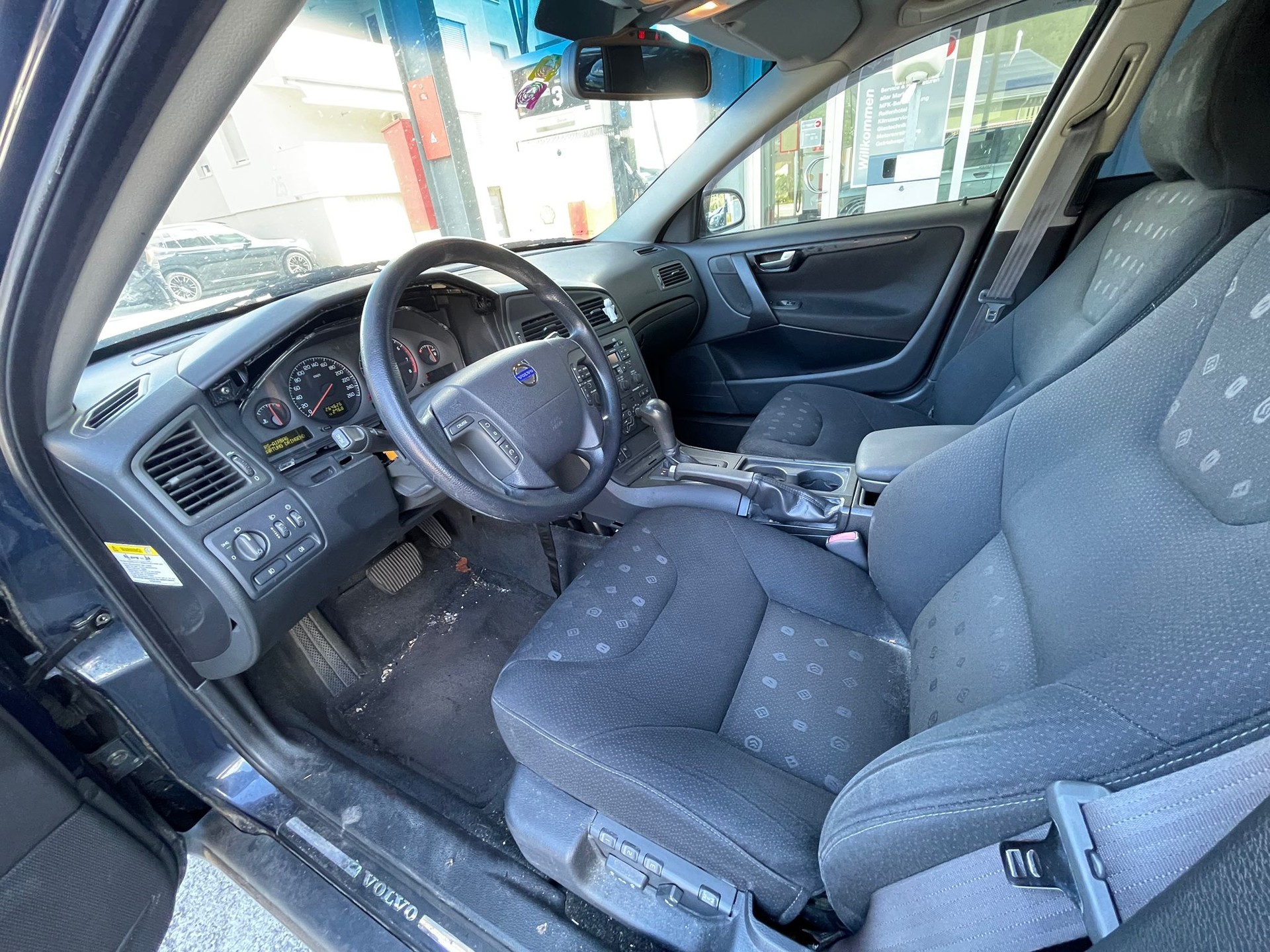 VOLVO V70 2.4-image-8