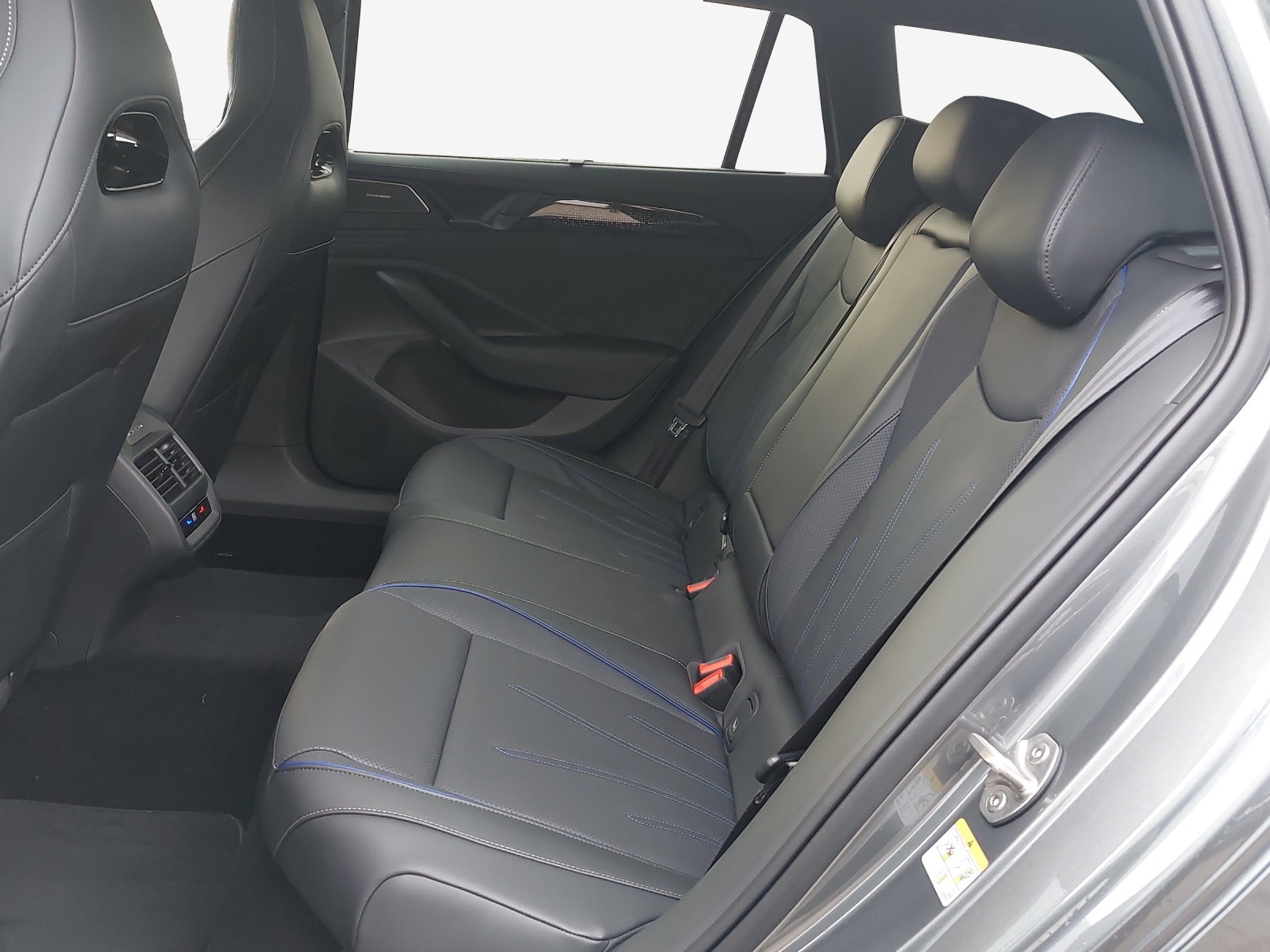 VW Passat Variant 2.0 TDI evo R-Line 4 Motion DSG-image-11