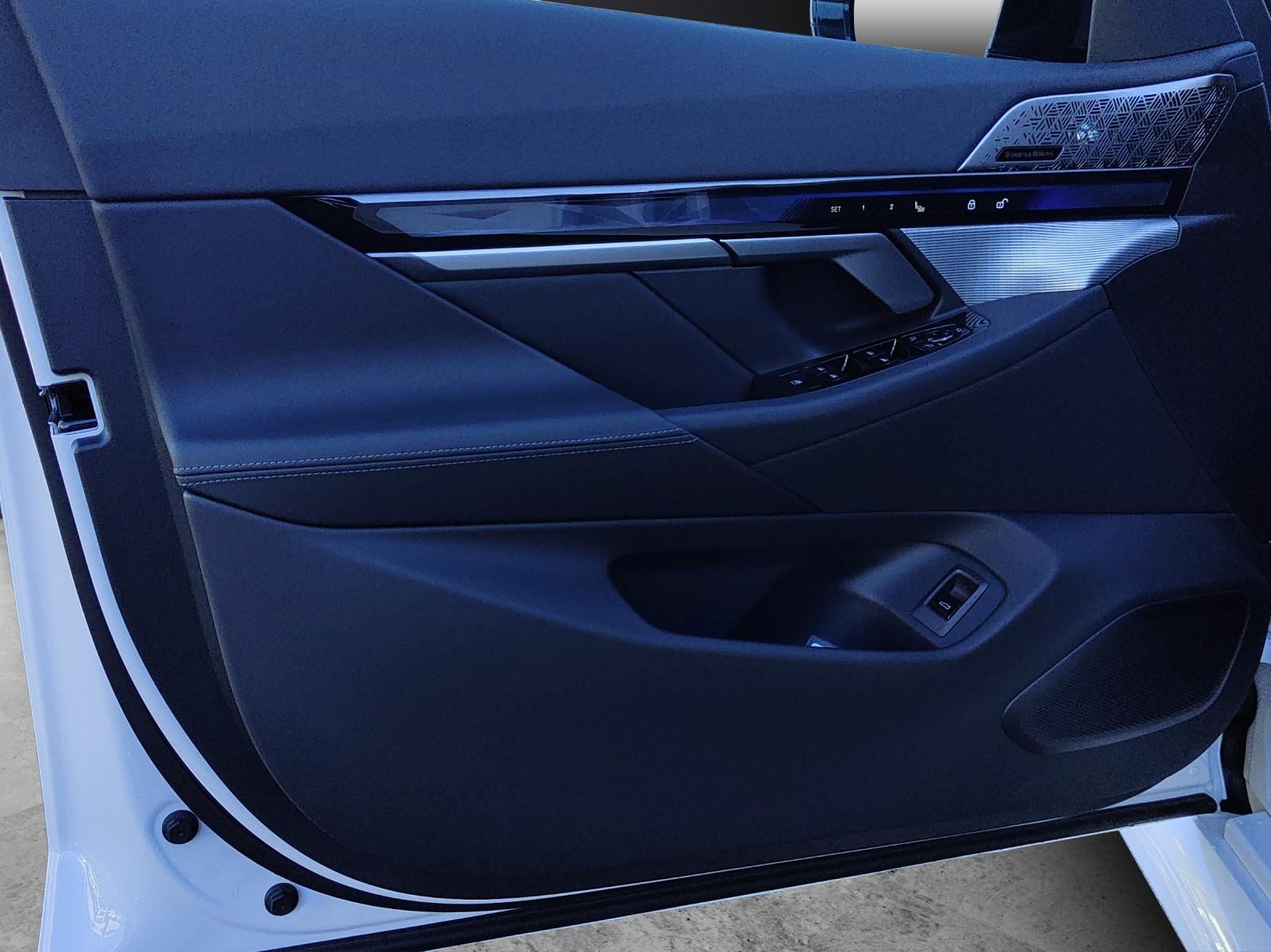 BMW M5 xDrive Touring-image-11