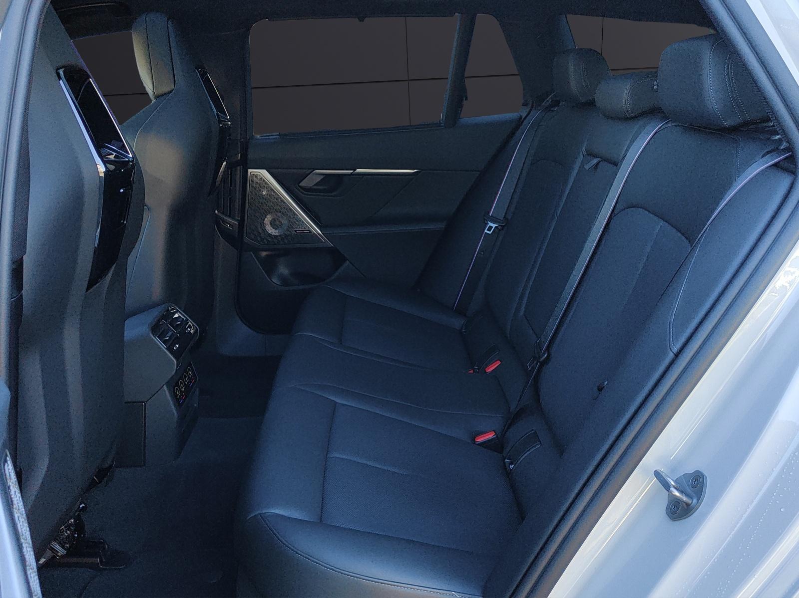 BMW M5 xDrive Touring-image-14