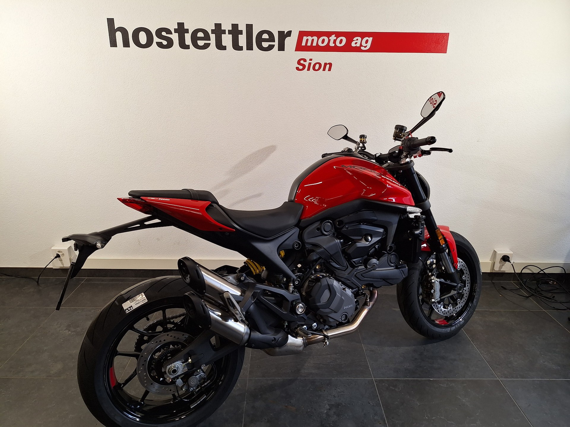 DUCATI Monster-showroom-element-1
