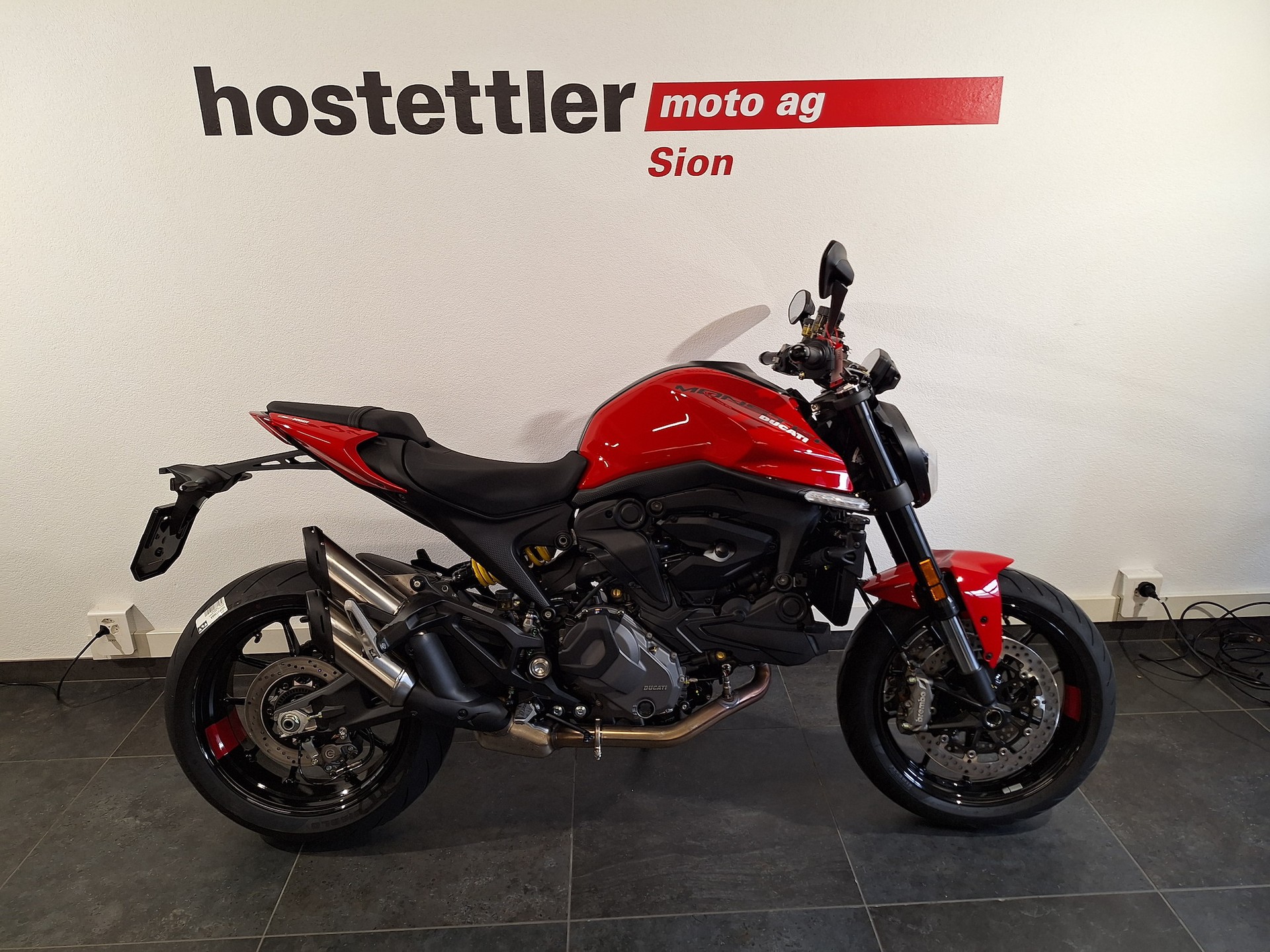 DUCATI Monster-showroom-element-2