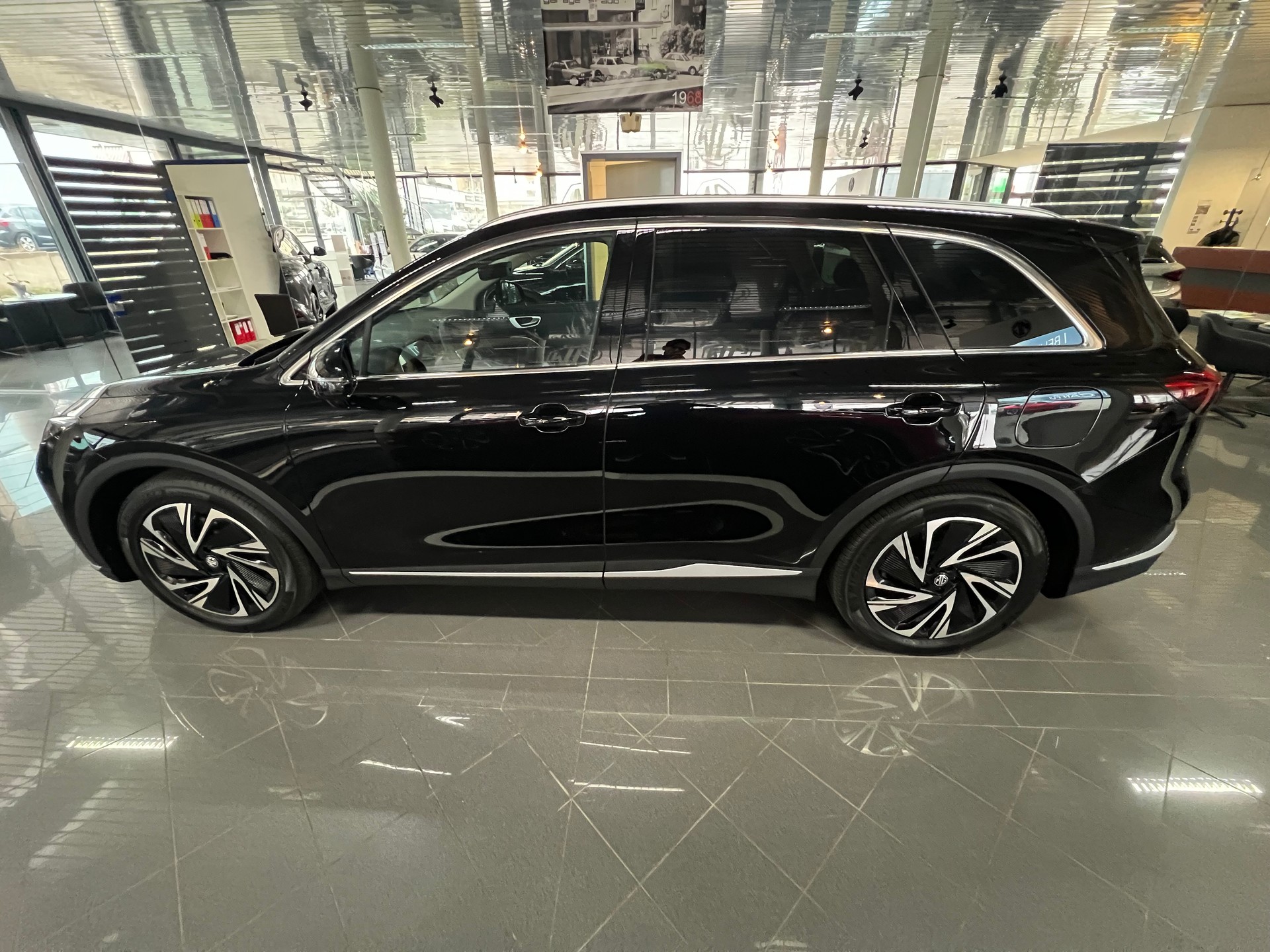 MG S6 EV 77kWh Luxury AWD-image-2