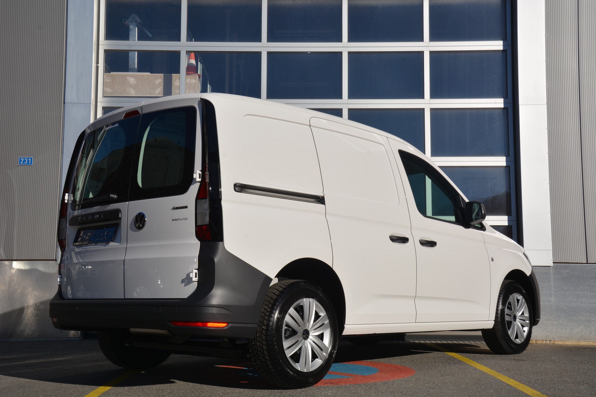 VW Caddy Cargo 2.0TDI 4Motion-image-1