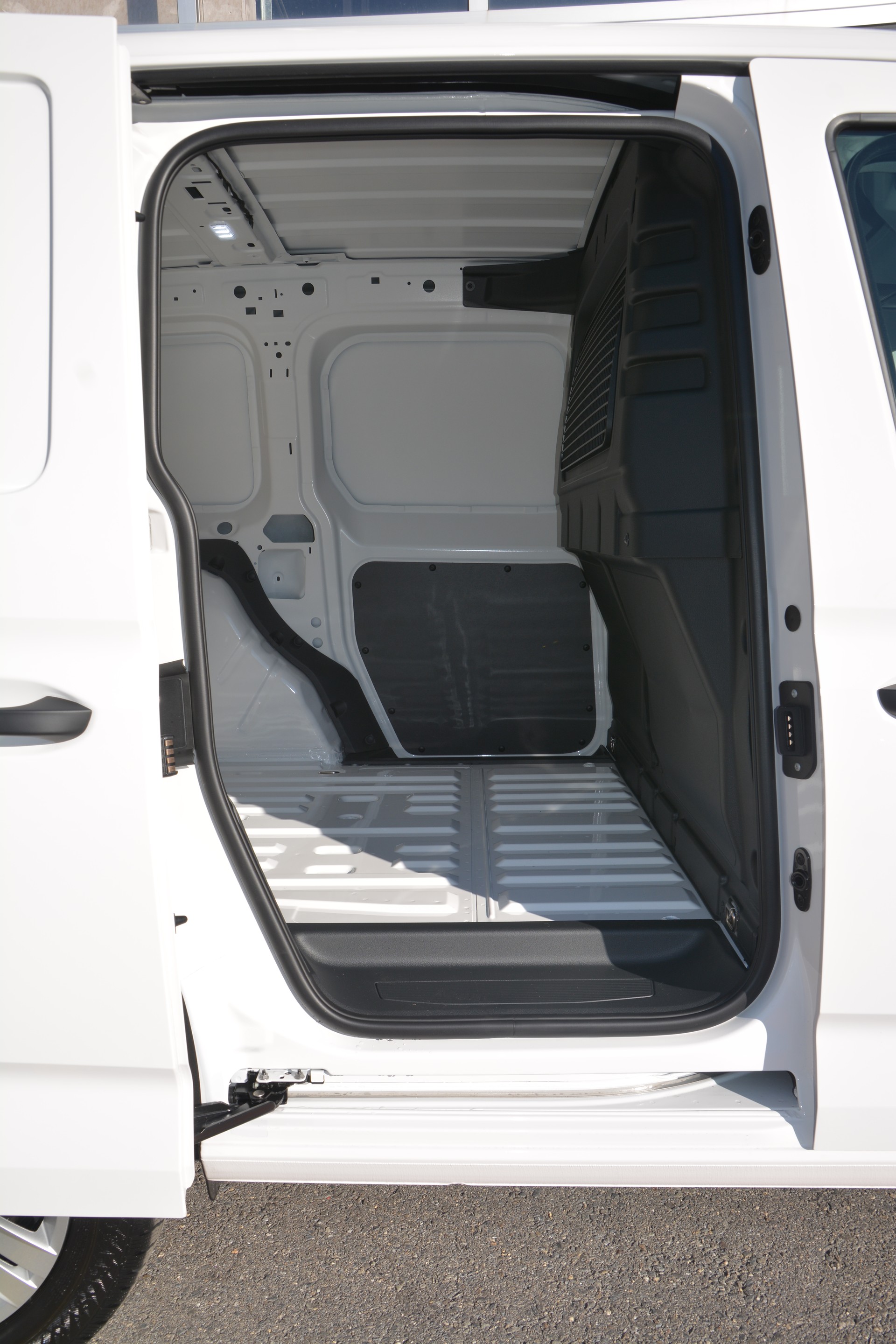 VW Caddy Cargo 2.0TDI 4Motion-image-9
