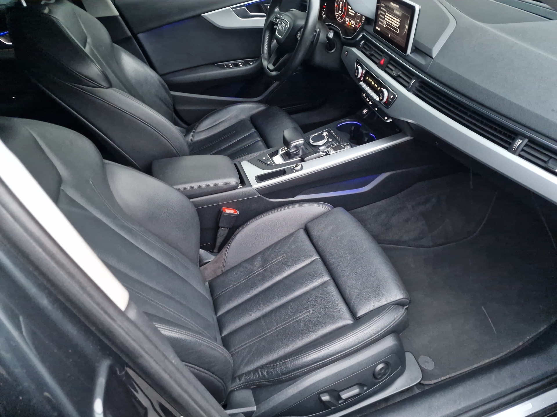 AUDI A4 Avant 2.0 TDI Design S-tronic-image-7