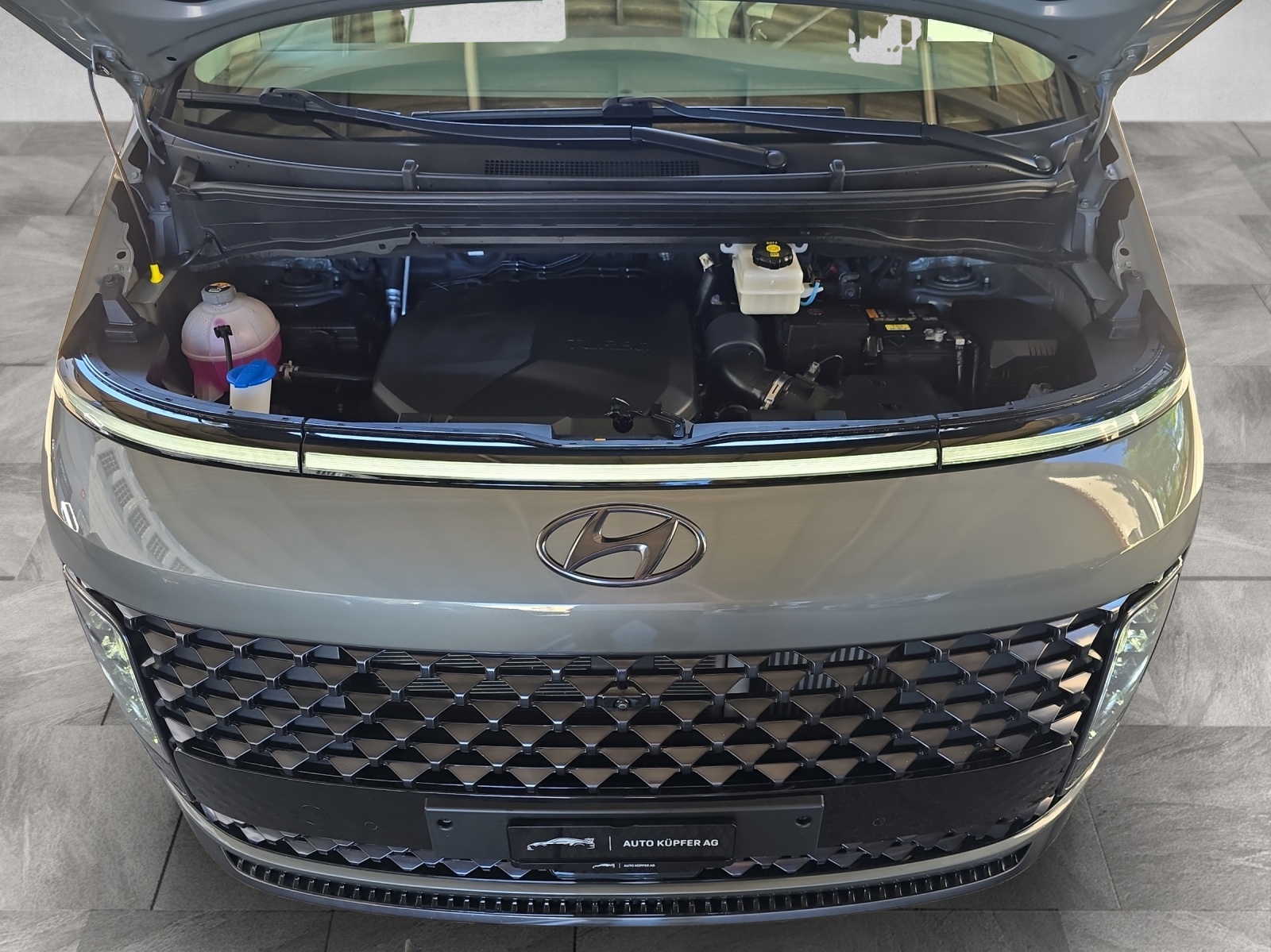 HYUNDAI Staria Premium 2.2 CRDI HEV SIGNATURE A-image-26