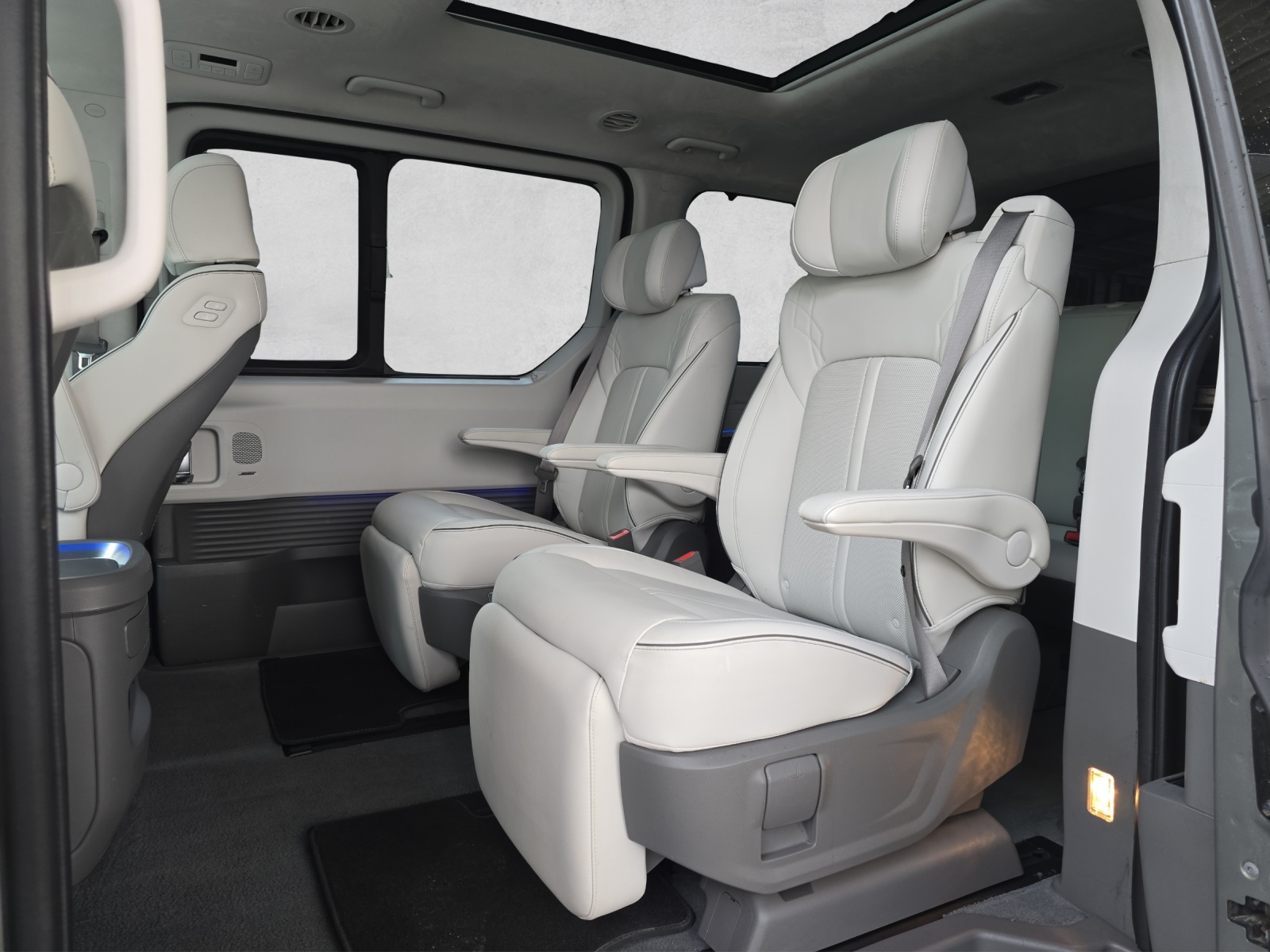 HYUNDAI Staria Premium 2.2 CRDI HEV SIGNATURE A-image-10