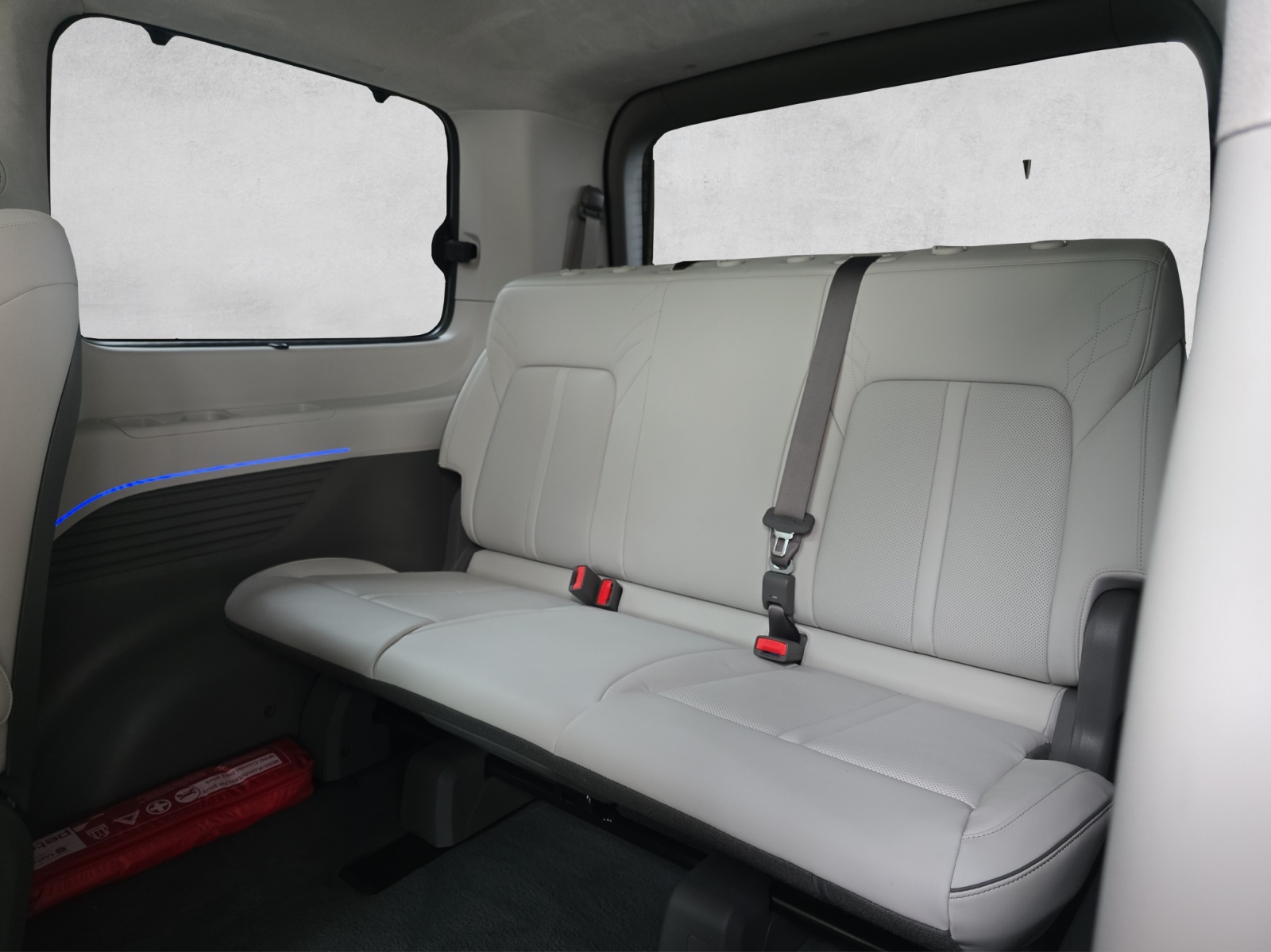 HYUNDAI Staria Premium 2.2 CRDI HEV SIGNATURE A-image-14