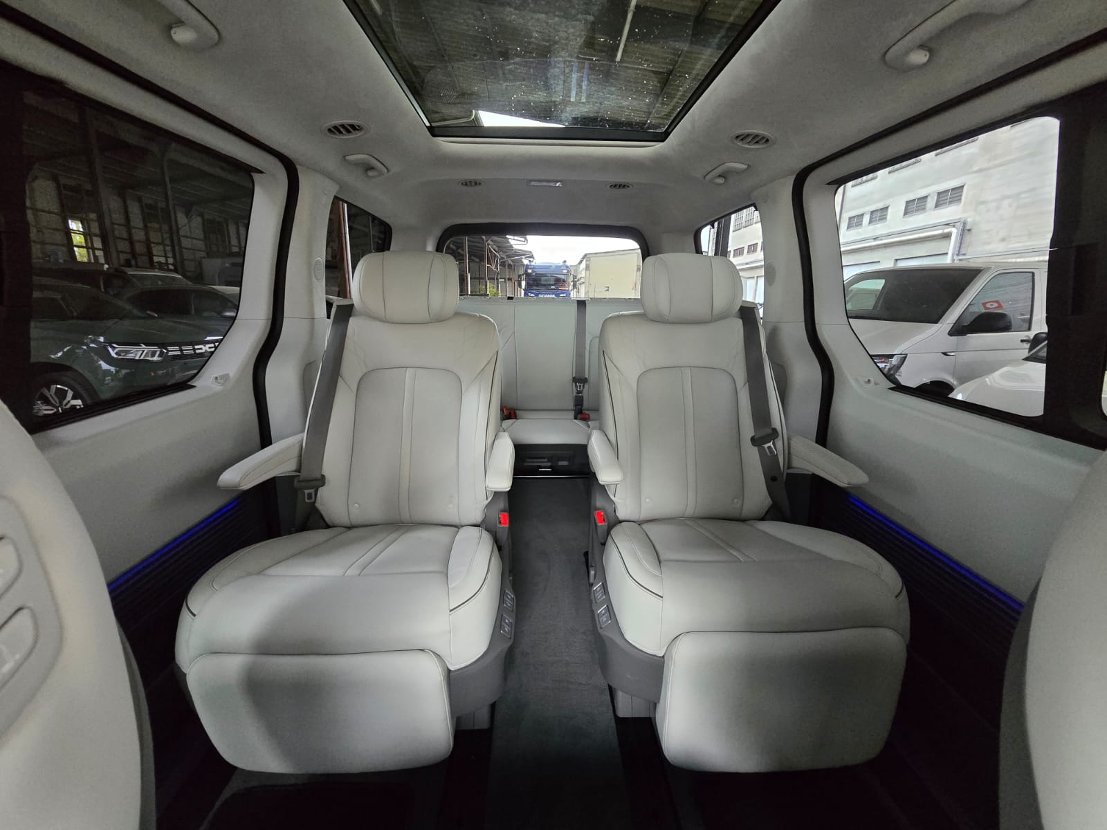 HYUNDAI Staria Premium 2.2 CRDI HEV SIGNATURE A-image-13