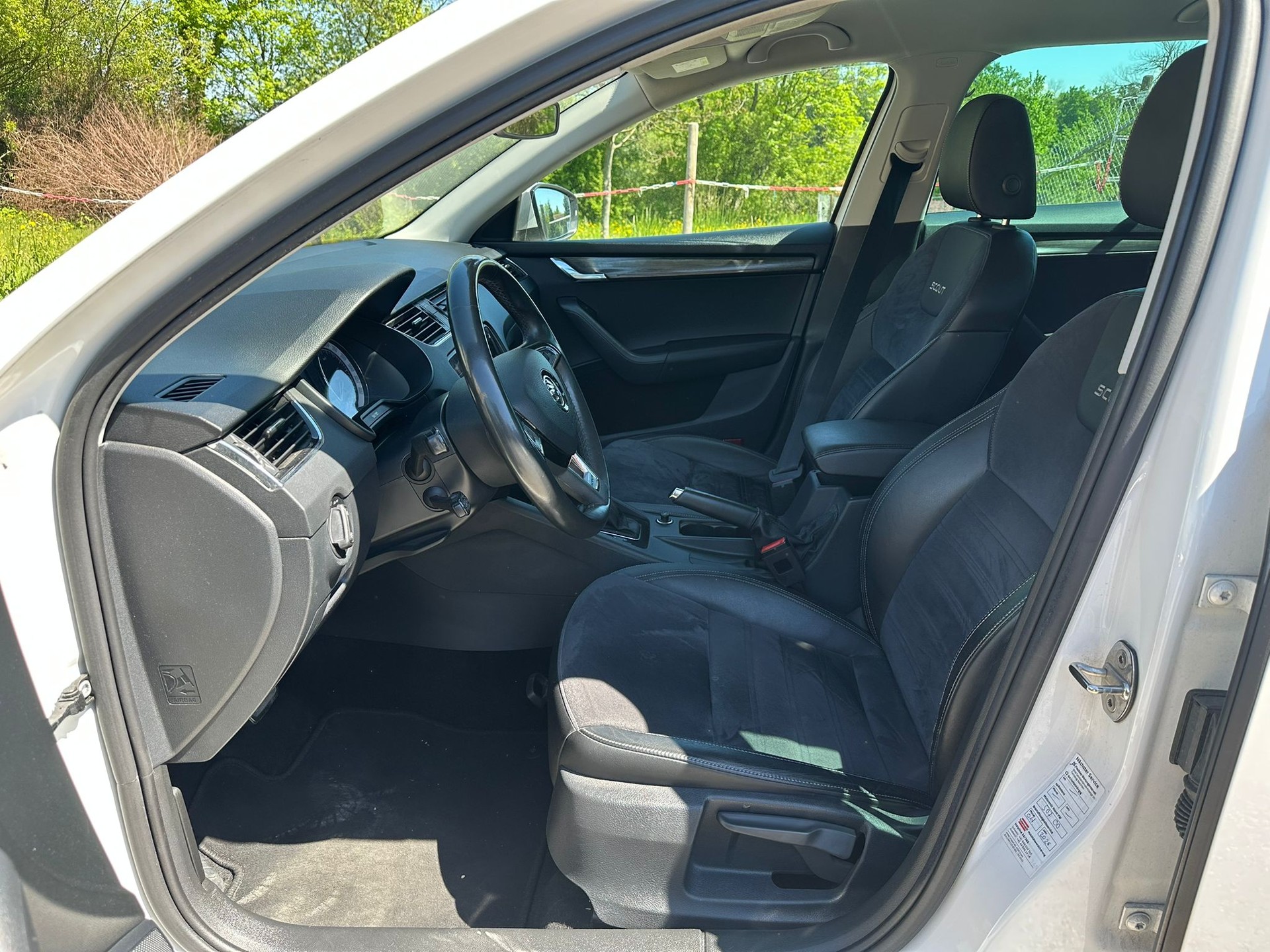 SKODA Octavia Combi 2.0 TSI Scout 4x4 DSG-image-10