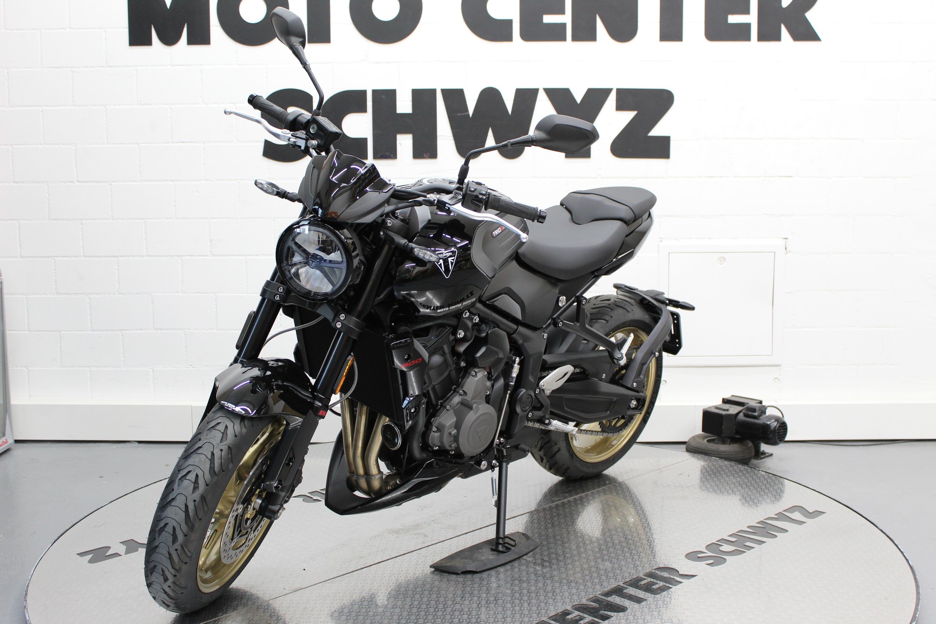 TRIUMPH Trident 800-showroom-element-2