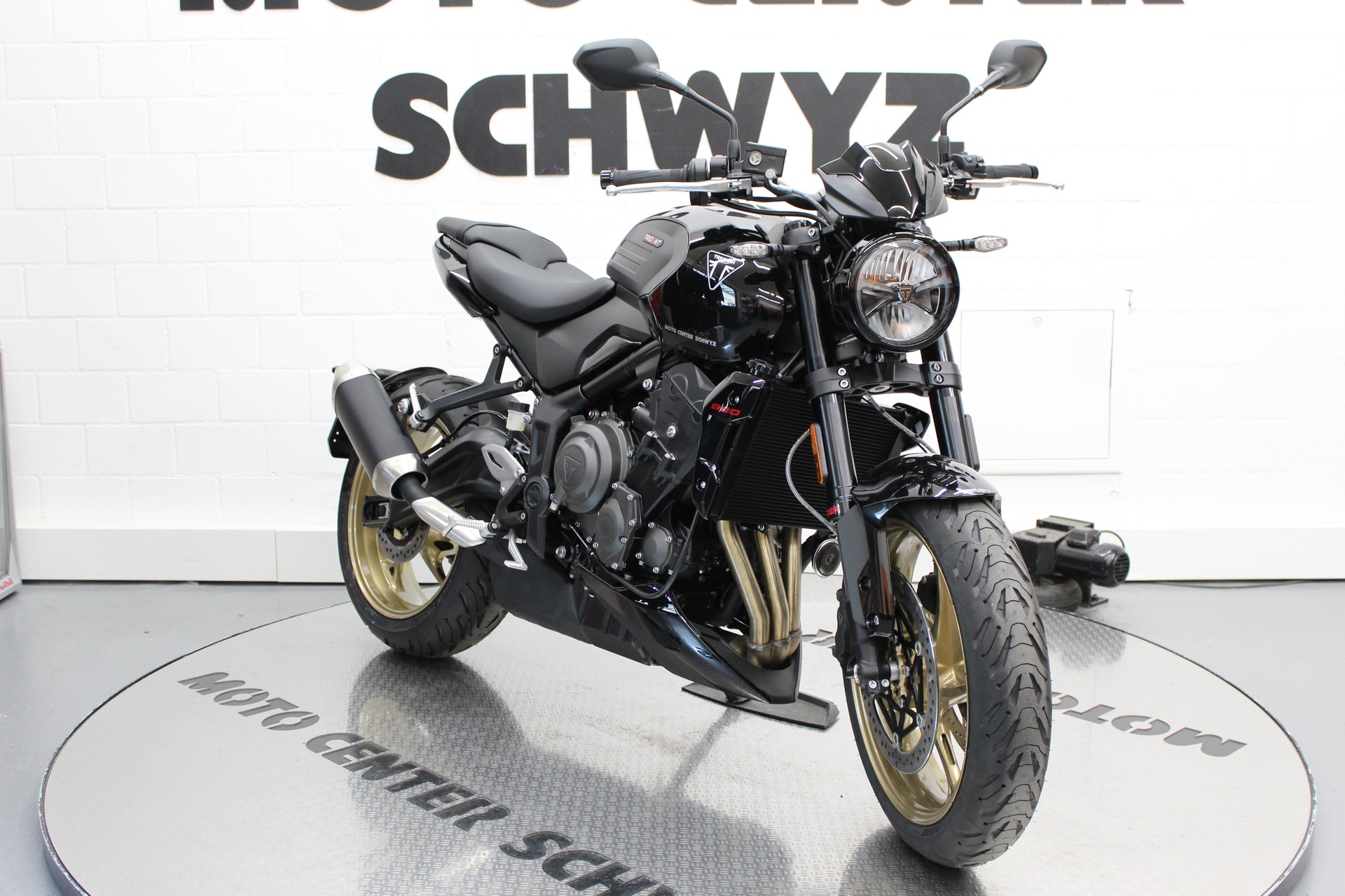 TRIUMPH Trident 800-showroom-element-1