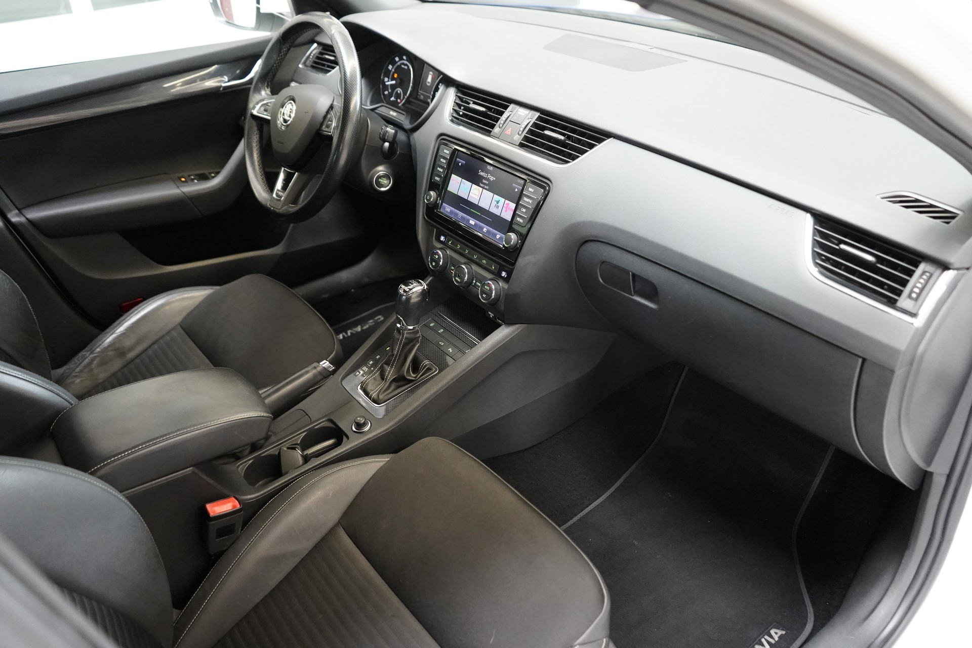 SKODA Octavia Combi 2.0 TSI RS DSG-image-8