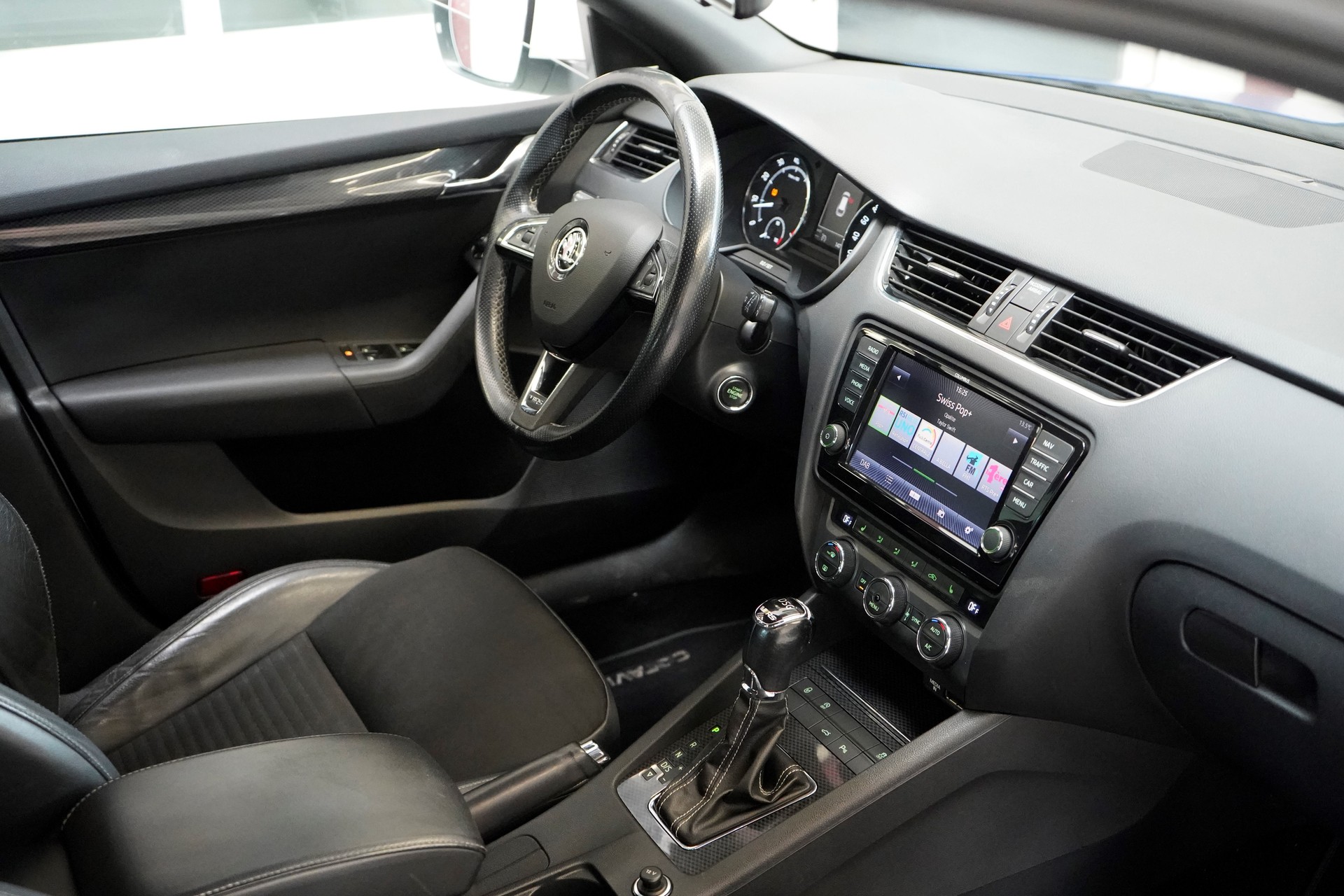 SKODA Octavia Combi 2.0 TSI RS DSG-image-9