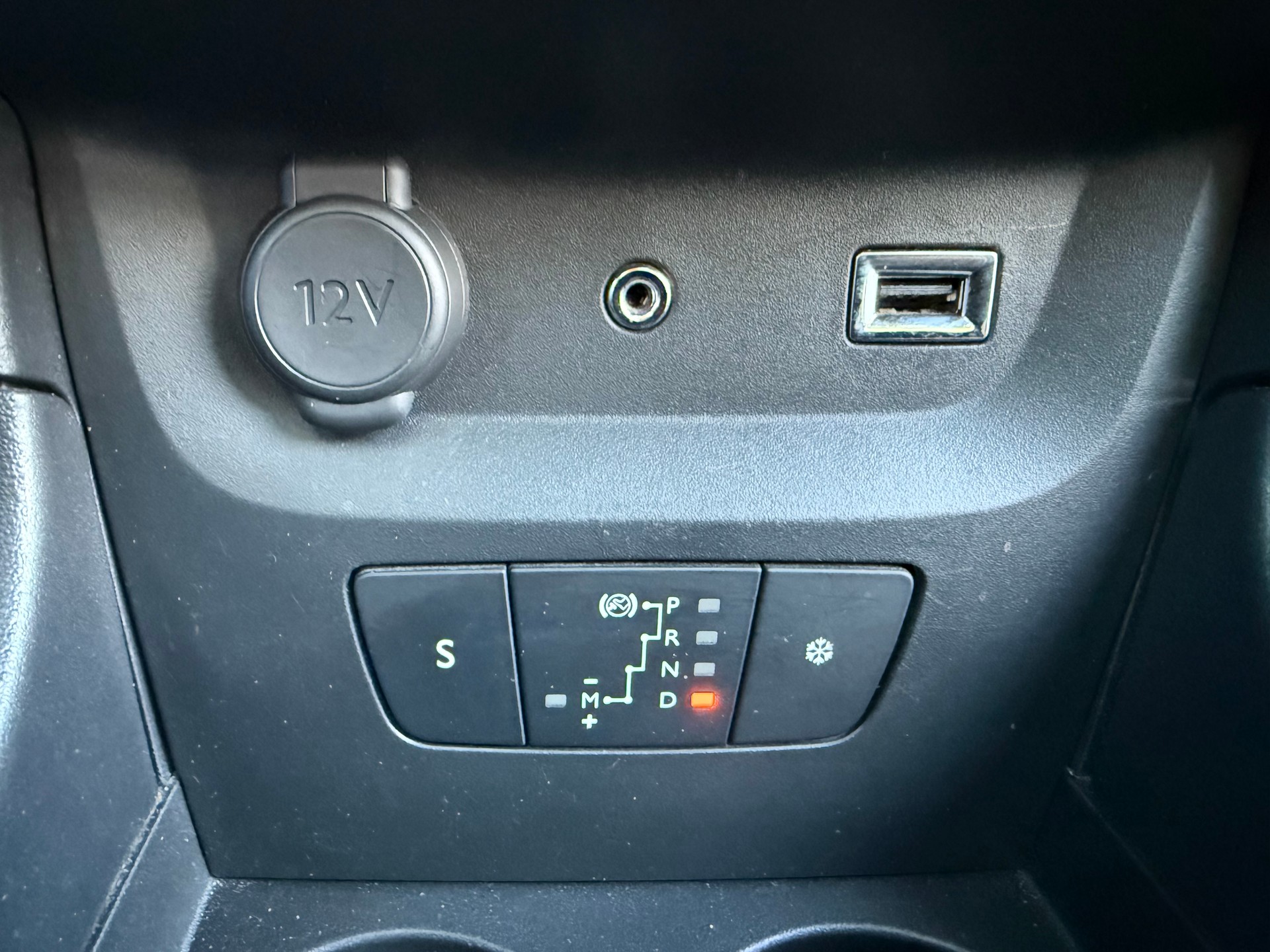 CITROEN C3 1.2i PureTech Shine EAT-image-8
