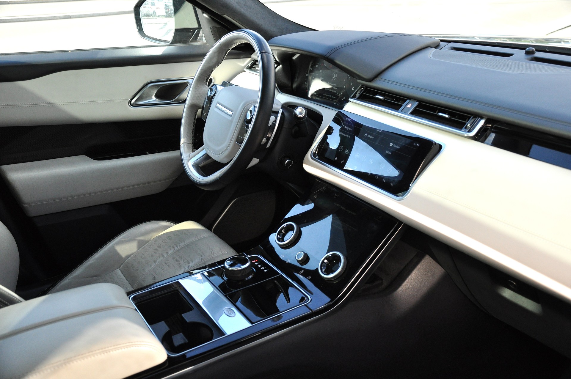 LAND ROVER Range Rover Velar D 300 First Edition Automatic-image-16