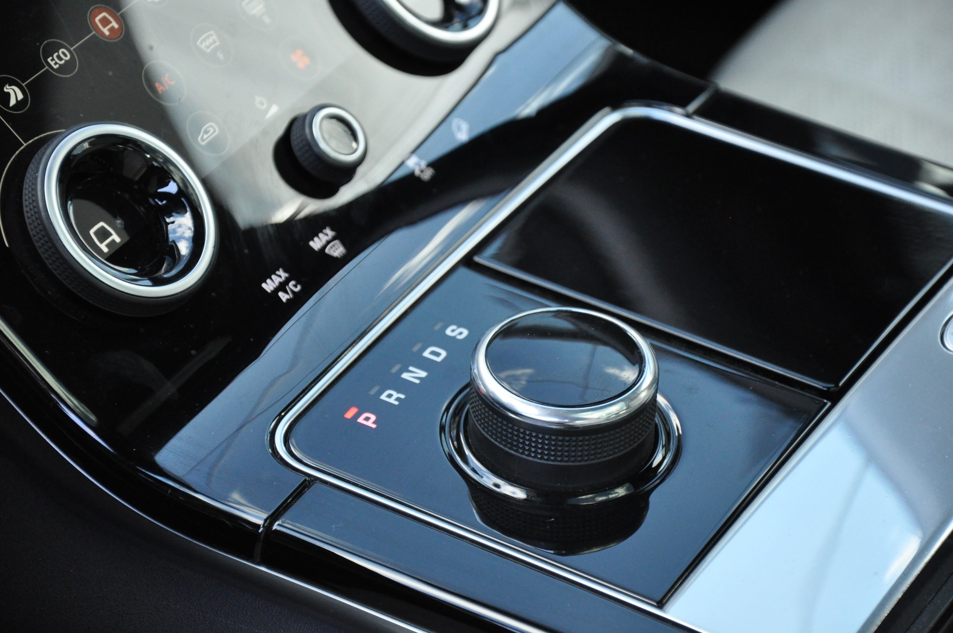LAND ROVER Range Rover Velar D 300 First Edition Automatic-image-18