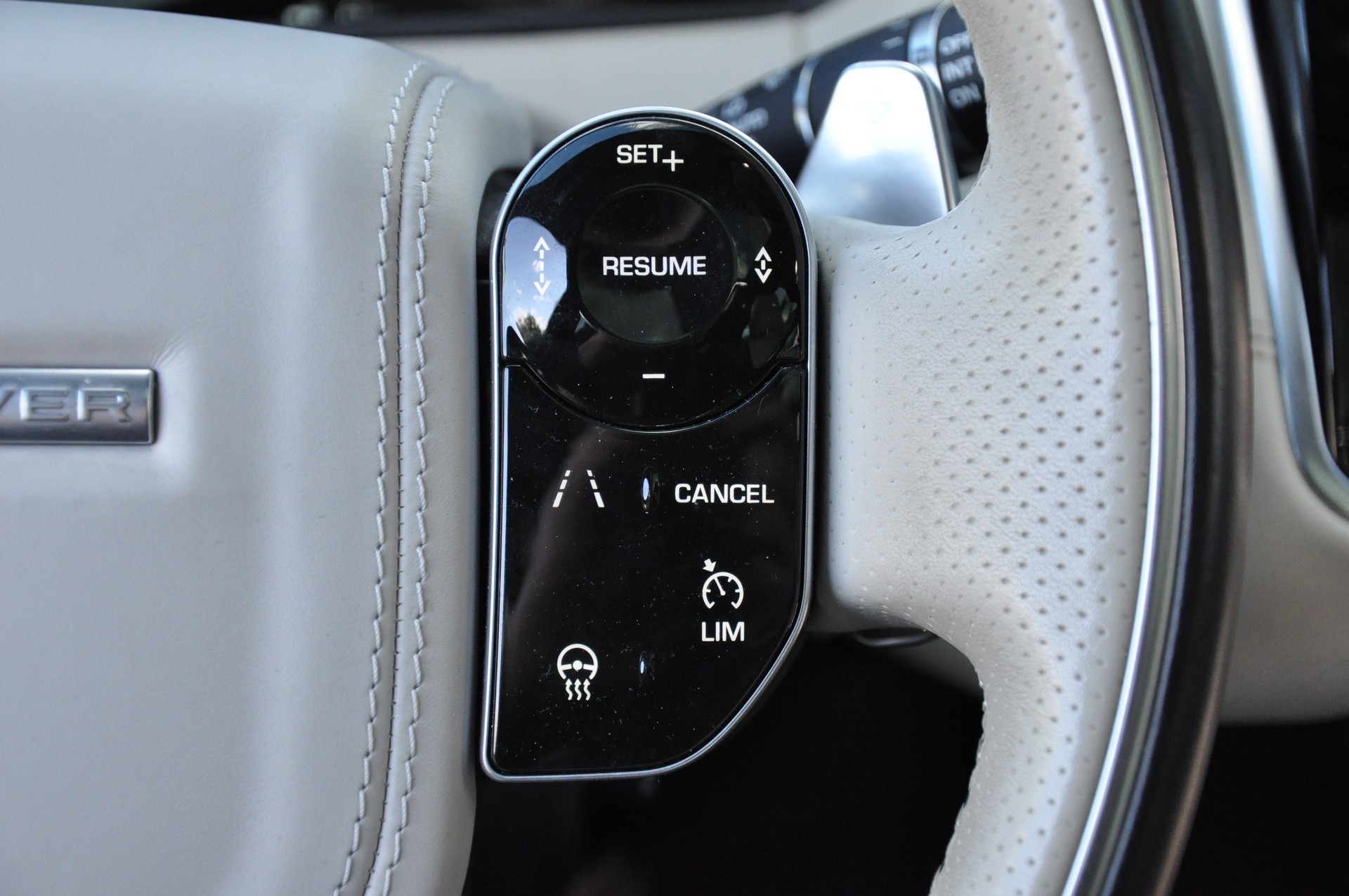 LAND ROVER Range Rover Velar D 300 First Edition Automatic-image-17