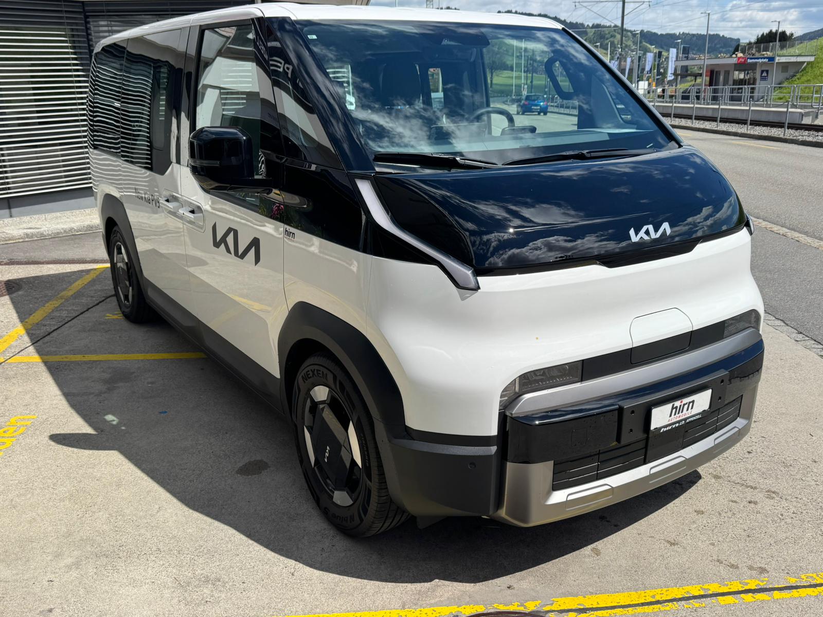 KIA PV5 Passenger 71.2 kWh Plus-image-1