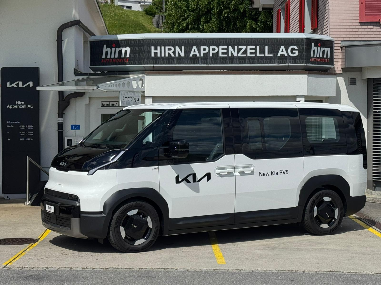KIA PV5 Passenger 71.2 kWh Plus-image-0